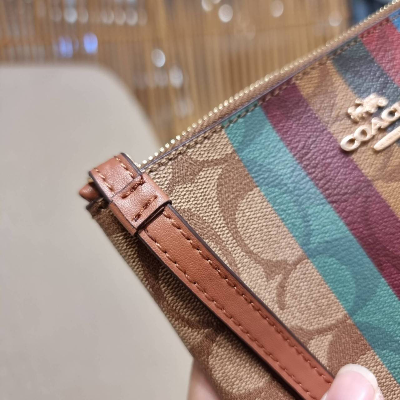 COACH C5624 LARGE CORNER ZIP WRISTLET IN SIGNATURE CANVAS WITH STRIPE สีใหม่กับคอลเลคชั่นที่ปังข้ามปี ฮิตไม่เลิก!! กระเป๋าคล้องมือ ดีไซน์ลายแถบสี สดใสน่าใช้มาก!! ขนาดเหมาะพกพา วัสดุหนังแคนวาส ภายในใส่ธนบัตร หรือใส่บัตร ใส่เหรียญ ได้หมด!! iphone13 pro ใส่ไ