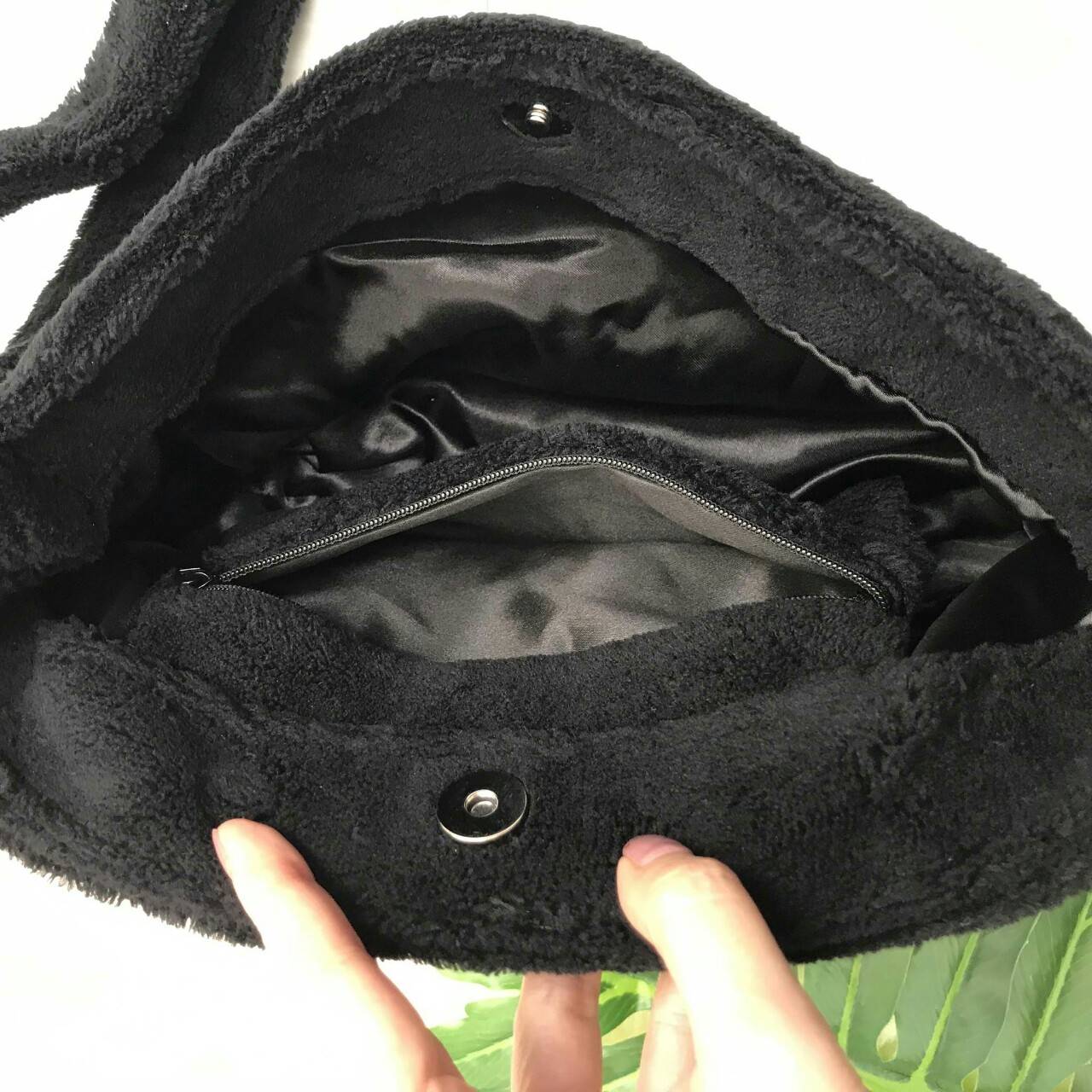 ☃ #กระเป๋าจากงานOutletแท้ 🎈#ภาพถ่ายจากงานขายจริงทั้งหมดนะคะ 🎄New In! ที่หลายคนถามหา มาแล้วจ้า จาก chanel vip gift แบรนด์ดังสุดหรู เป็นกระเป๋า ใบสวยรุ่นหายาก จุของได้เยอะ ขนาดกำลังดี เลิศมาก ใช้แล้วไฮโซ สวยเกินราคาแน่นอนคะ ขนเฟอร์นิ่