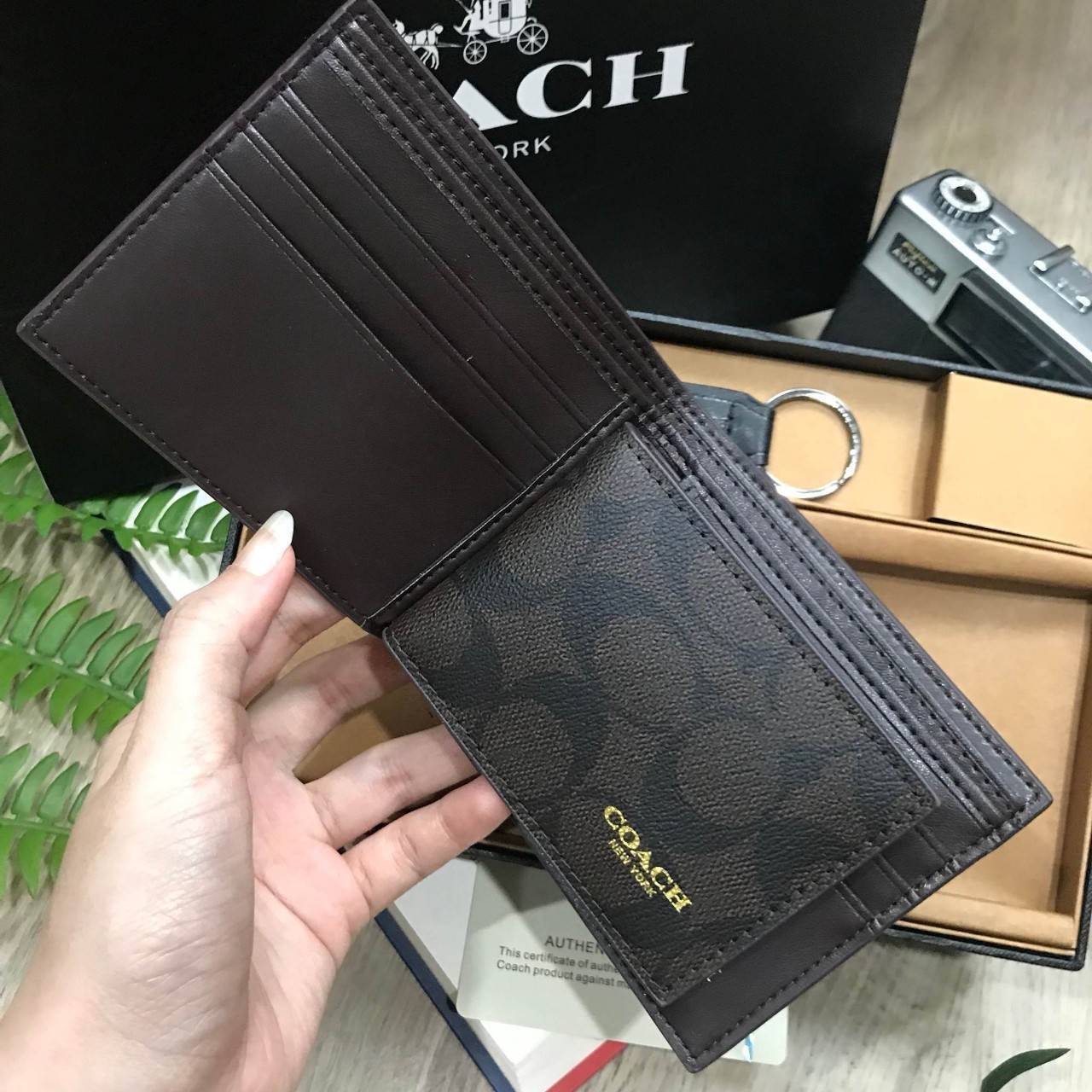 COACH FACTORY SHORT WALLET WITH CARD POCKET & KEY CHAIN Value set & 3 in 1! กระเป๋าสตางค์ใบสั้น + กระเป๋าใส่บัตร และพวงกุญแจ วัสดุหนังแท้ลายแบรนด์รอบใบ ภายใน มีช่องใส่ธนบัตร,บัตร บุผ้าลายแบรนด์ มาาพร้อมอุปกรณ์ ครบ set จะมอบเป็นของขวัญหรือใช้เองก็แนะนำค่ะ