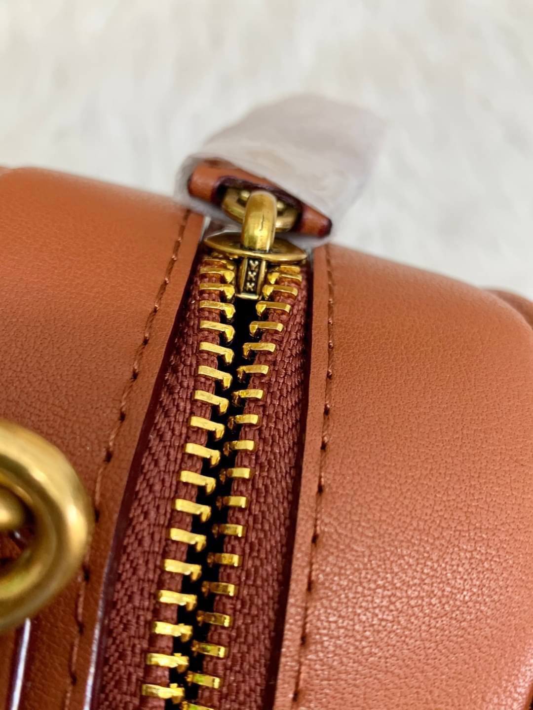 COACH Coated Canvas Signature Camera Bag 16 | Tan Rust (1025) เคลียร์สต๊อคมีไม่มากนะคะ! พร้อมส่งค่ะ! กระเป๋าทรงกล่อง pvc หนังนิ่มค่ะ เปิดปิดกระเป๋าแบบซิป ภายในสามารถใส่มือถือได้ทุกรุ่น;กระเป๋าเงินใบกลางได้;ของอื่นๆได้จุค่ะ;มีช่องซิปและช่องเล็กให้ใส่ของจุก