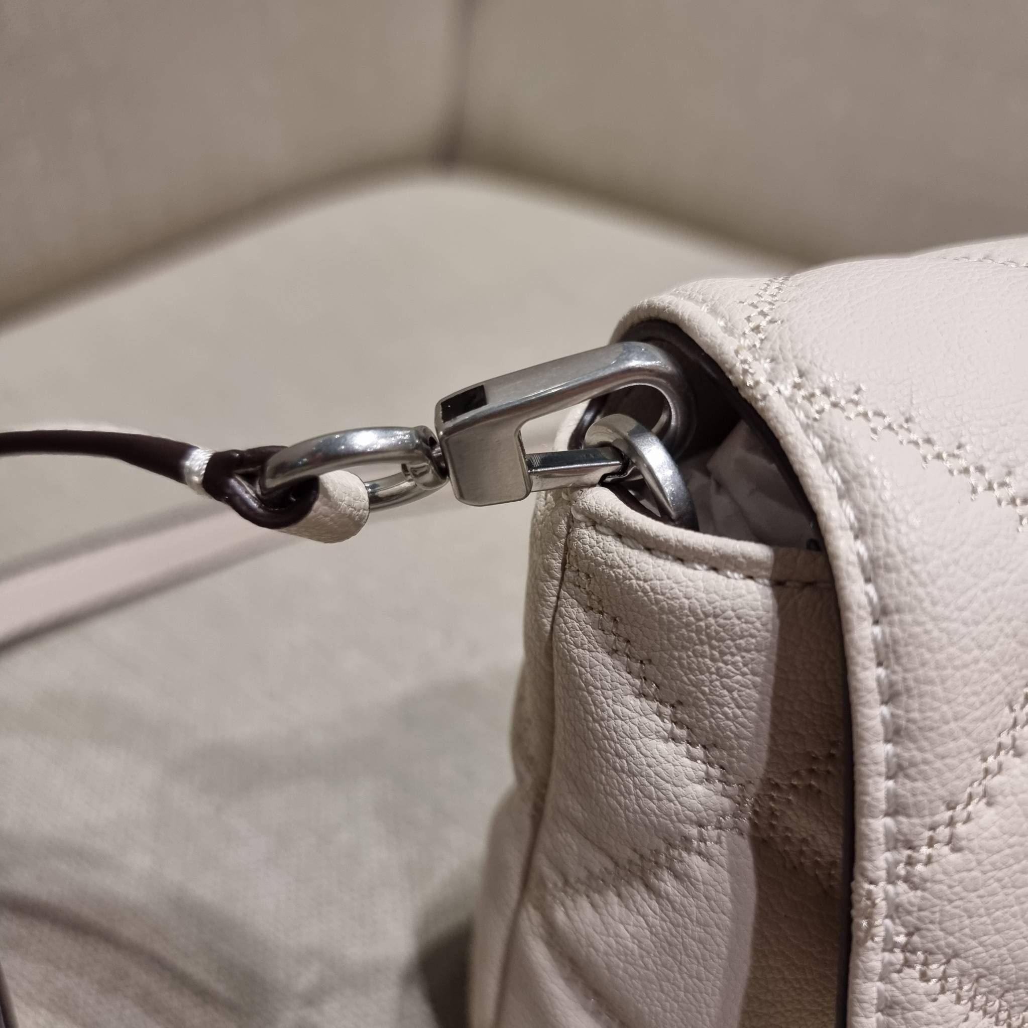 TORY BURCH WILLA MINI SHOULDER BAG ใหม่ล่าสุด พร้อมเสิร์ฟไม่ต้องรอพรีฯ กระเป๋าสะพายดีไซน์เลิศ ทรงสวย กะทัดรัด สะพายคล่องตัว ดีไซน์บุนวม เส้นคมสวยหรู