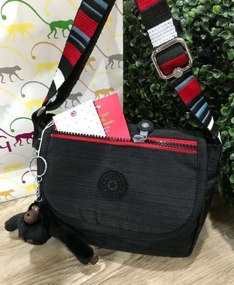 KIPLING SABIAN CROSSBODY BAG กระเป๋าสะพายรุ่นชนช็อปวัสดุ Nylon&Polyester 100% ขนาดกำลังน่ารัก เปิดปิดด้วยฝาปิดกระดุมแม่เหล็กและซิปแบรนด์ ด้านหน้ามี1ช่องซิป พร้อมพวงกุญเเจลิงน้อย ภายในมีโลโก้ ช่องซิปและสายคล้องพวงกุญแจ มีสายสะพายยาวหลากสีเลื่อนปรับระดับได้