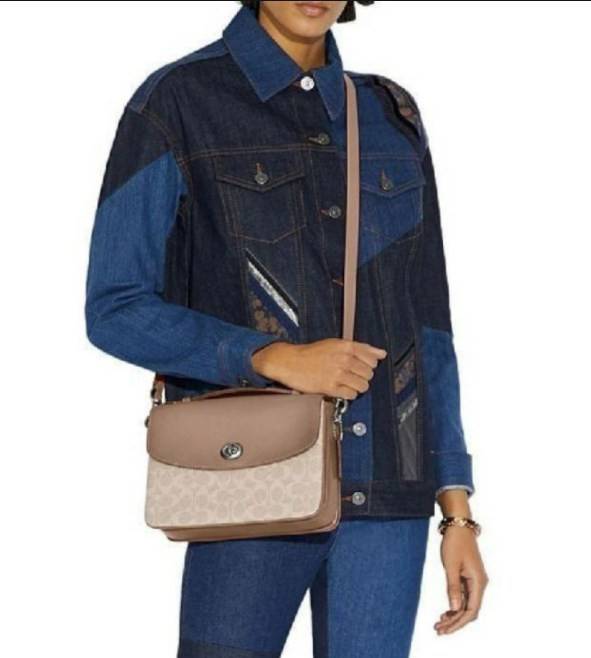 COACH CASSIE CROSSBODY BAG((68349//68348)) พร้อมส่งค่ะ! รุ่นฮิต กระเป๋าหิ้วได้//สะพายข้างหรือครอสบอดี้ร์ได้ หนังแท้นิ่มสวย เปิดปิดกระเป๋าแบบหมุนล็อค ภายในกระเป๋ามี3ช่องให้ใส่ของ แต่ล่ะช่องกว้าง สามารถใส่กระเป๋าเงินใบยาวได้;ของอื่นๆได้จุทีเดียวค่ะ ;มีช่องซ