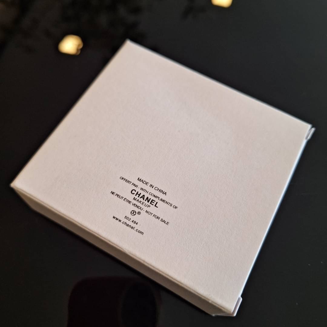 กระเป๋าสะพายข้างใบจิ๋ว งานปุ้กปิ้กน่ารัก CHANEL VIP BAG แบรนด์ดัง ตัวกระเป๋าหนังนิ่ม อยู่ทรง เปิดปิดด้วยซิปรอบ ด้านหน้าสกรีนโลโก้แบรนด์สีทอง