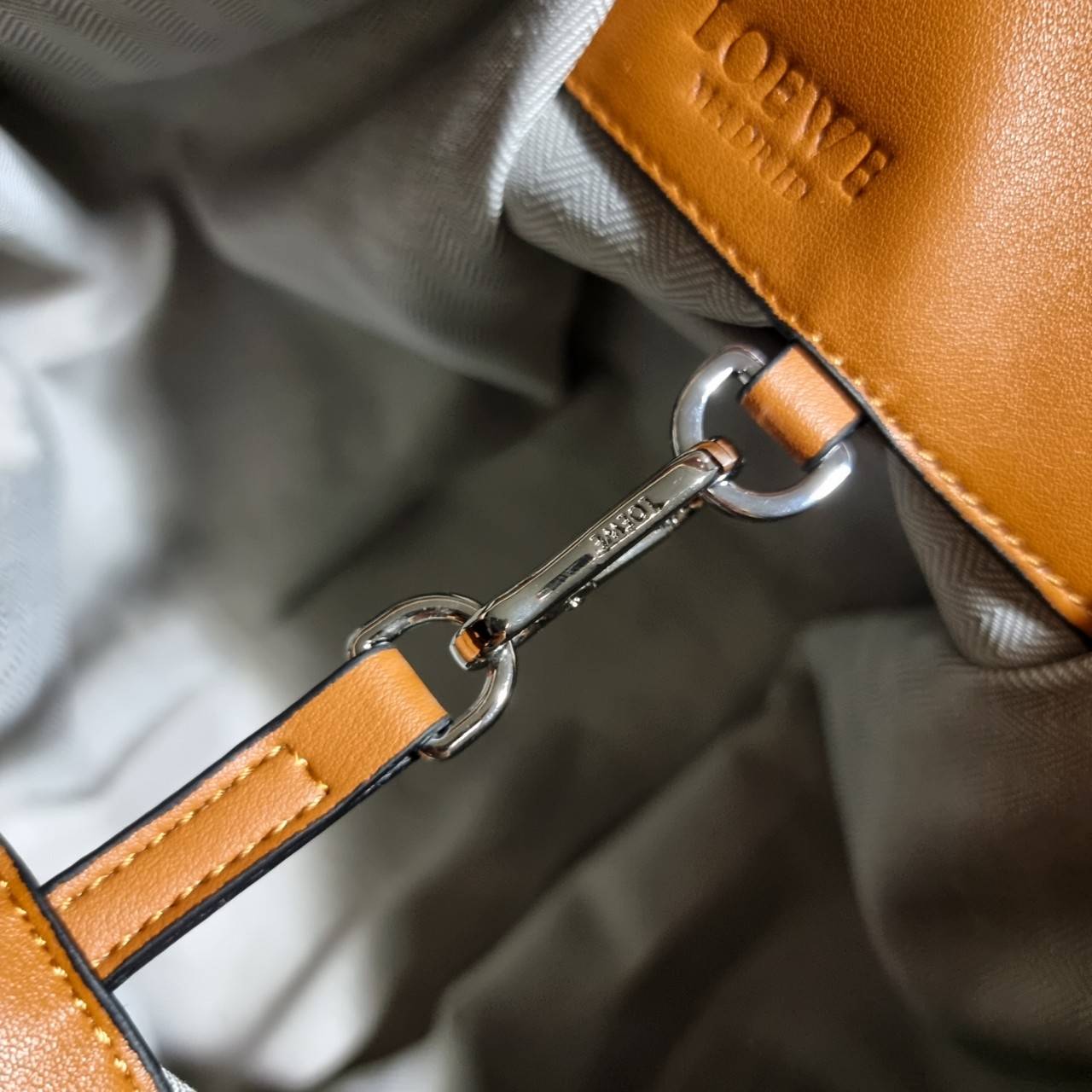 พรีเมี่ยมกิ๊ฟแท้ 100% 】LOEWE SMALL HAMMOCK BAG IN CLASSIC ไอเท็มยอดนิยม ที่ใครๆก็ใช้กัน!! กระเป๋าสะพายดีไซน์สุดแซ่บ ที่สามารถปรับเปลี่ยนรูปทรงได้หลากหลาย มีลูกเล่นทำให้ใช้ได้ไม่มีเบื่อ