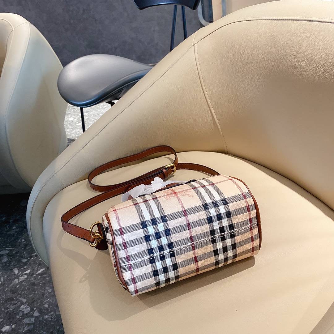 BURBERRY MINI PILLOW VINTAGE BAG Limited Edition วัสดุหนังPVC หนังนิ่ม เปิดปิดด้วยซิปยาวที่จับหนัง ภายในมีช่องใส่ของโล่งกว้าง พร้อมช่องเล็กอีกหนึ่งช่อง สามารถใส่มือถือ กระเป๋าสตางค์สั้น ของจุกจิกได้ มาพร้อมสายสะพายยาวหนังแท้ อะไหล่แบรนด์สีทองวินเทจ Rare i