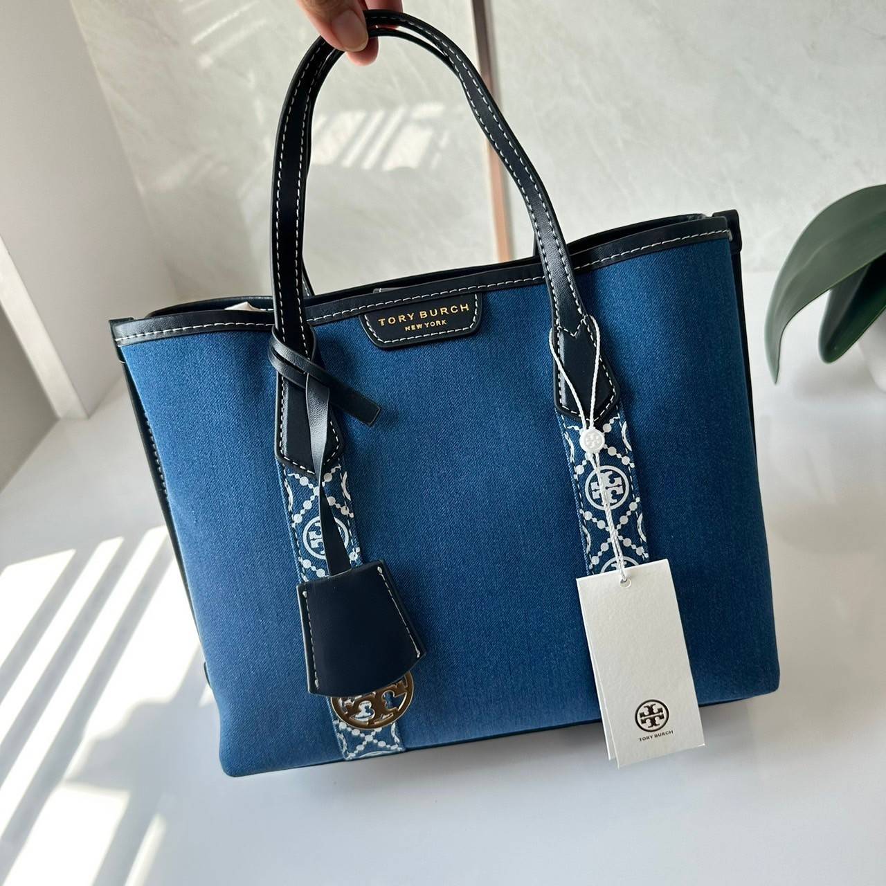 TORY BURCH PERRY DENIM TRIPLE-COMPARTMENT SMALL TOTE BAG กระเป๋าคล้องแขนและสะพายไหล่ทรงโท้ท คอลเลคชั่นใหม่ล่าสุด สวยหรู ลุคคุณนาย