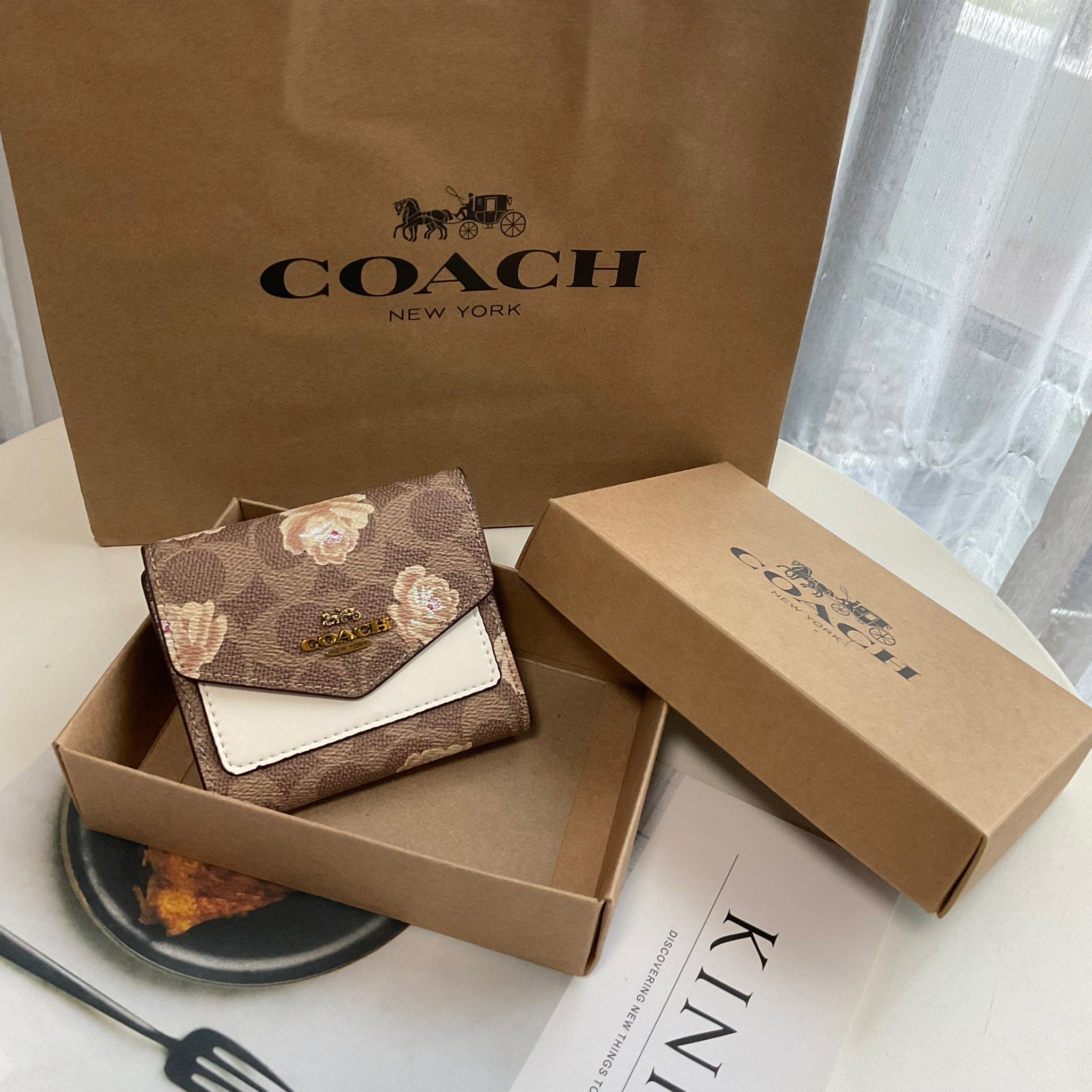 COACH SMALL WALLET IN SIGNATURE CANVAS กระเป๋าสตางค์ใบสั้น แบบพับสองตอน หน้าจดหมาย เปิดปิดด้วยกระดุมปั้มแบรนด์ ด้านในมีช่องใส่บัตรหลายช่อง และช่องใส่ธนบัตร ด้านหลังมีช่องซิปเหรียญอีกหนึ่งช่อง น้ำหนักเบา พกพาสะดวก มีให้เลือกหลายสี ห้ามพลาดค่ะ!