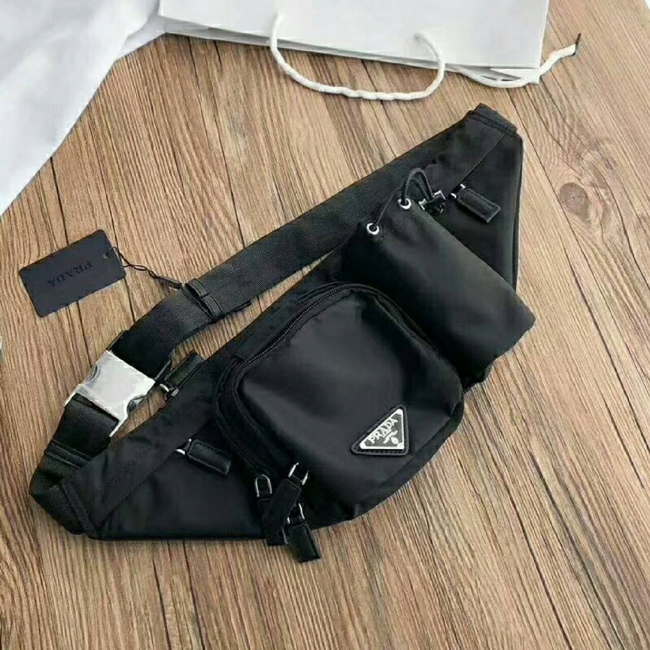 New Arrival Prada คาดอก รุ่นใหม่กำลังมาแรง ไม่ซ้ำใครแน่นอนคะ วัสดุทำจากผ้าNylon กันน้ำได้คะ มีช่องแบ่งเป็น3ส่วนคะ ช่องใหญ่และช่องกลางเปิดปิดด้วยซิปคะ และช่องเล็กเปิดปิดด้วยตัวล็อคสายยางยืดคะ ช่องเล็กสามารถใส่ Power bank ได้คะ ขนาดกำลังดี ใส่ของได้เยอะคะ โ