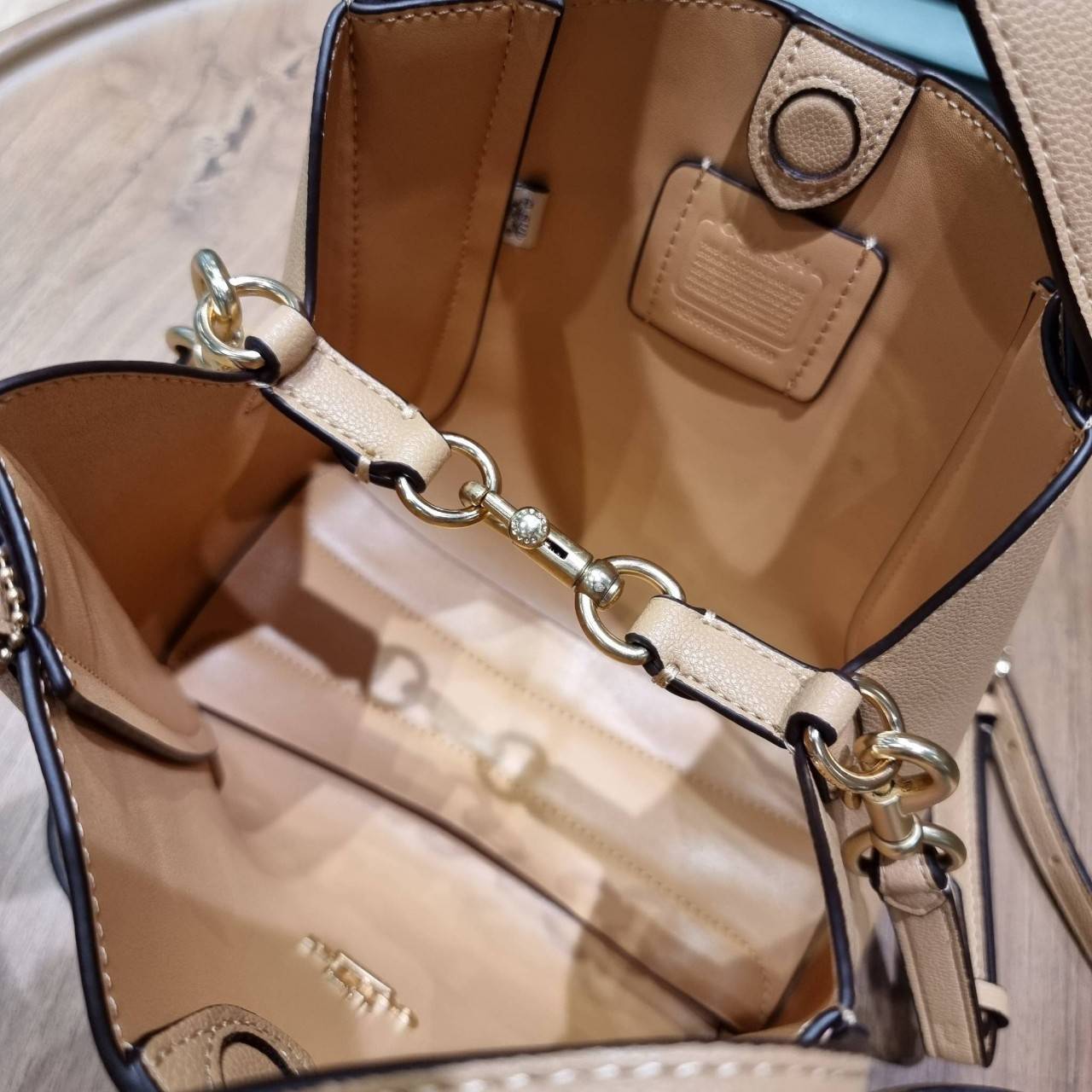 COACH 78800 HADLEY HOBO 21 ไอเท็มยอดนิยม คลาสสิคในทุกโอกาส กระเป๋าทรงโฮโบ ทรงสวยใช้งานได้ทุกลุค แมชท์ง่ายกับทุกสไตล์ วัสดุหนัง pepble เปิด-ปิดด้วยกระดุมแม่เหล็ก มีตะขอล็อคที่ปากกระเป๋าเพื่อปรับทรงใช้งานได้ ภายในโล่งกว้าง ใส่ได้ทุกอย่าง!! มีสายสะพายให้ หรื