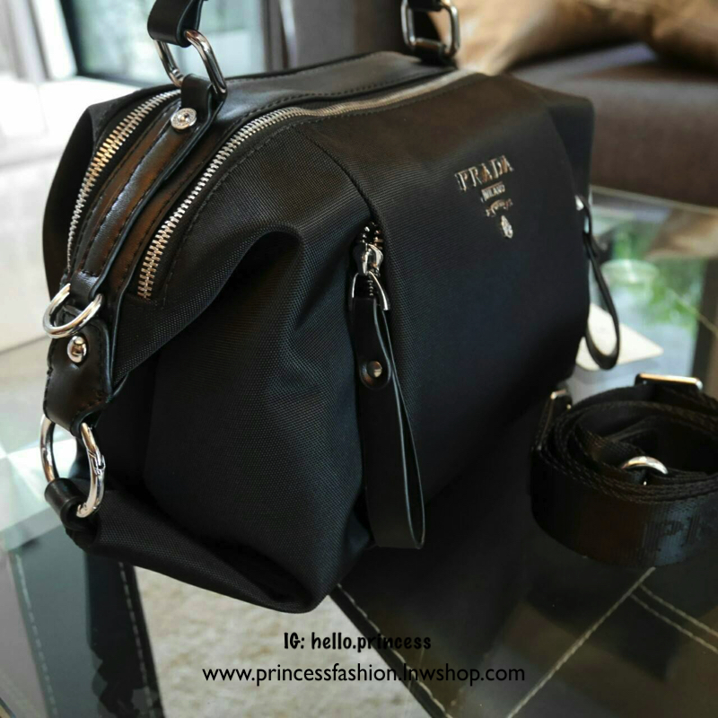 ล็อตราคาดีงาม มาละค้า!!! งานพรีเมี่ยมกิ้ฟ จากเคาเตอร์ต่างประเทศคะ รุ่น Limited edition ค่า ได้ กระเป๋าอเนกประสงค์ ทรง Mini TOTE จากแบรนด์ PRADA มาค่า เป็น กระเป๋าMatte Canvas *ปรับได้สองทรงสวย ใบนี้มีสายยาวให้คะ เลิศมาก สะพายเป็น shoulder bag หรือ ถือได้ค