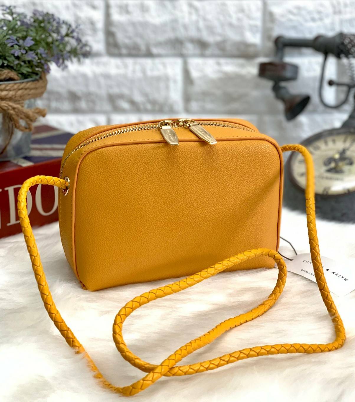 CHARLES & KEITH METAL PUSH LOCK CROSSBODY BAG รุ่นฮิตขายดีมีมาพร้อมส่งแล้วจ้า กับกระเ๋าสะพายไซส์น่ารัก วางอยู่ทรง เปิดปิดด้วย ตัวล็อกด้านหน้า ด้านในแบ่งเป็น 2 ช่องมีช่องซิปตรงกลาง จุของได้เยอะพอควรเลยค่ะ ใส่ iPhone plus ได้สบายๆ และของจุกจิกที่จำเป็น รุ่น