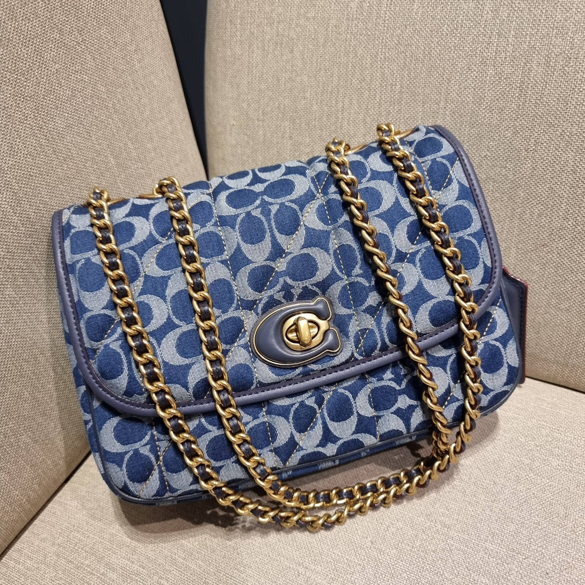 COACH CA104 PILLOW MADISON SHOULDER BAG IN SIGNATURE DENIM WITH QUILTING หรูหราที่หนึ่งต้องยกให้เลย กับไอเท็มนี้ กระเป๋าสะพายดีไซน์สุดล้ำ เดินเส้นสวยคม วัสดุผ้าเดนิม สวยเฉียบ ดูแพง เปิด-ปิดด้วยตัวบิดล็อค ใช้งานสะดวก ด้านหลังมีช่องเก็บของจุกจิกได้ ภายในแบ่
