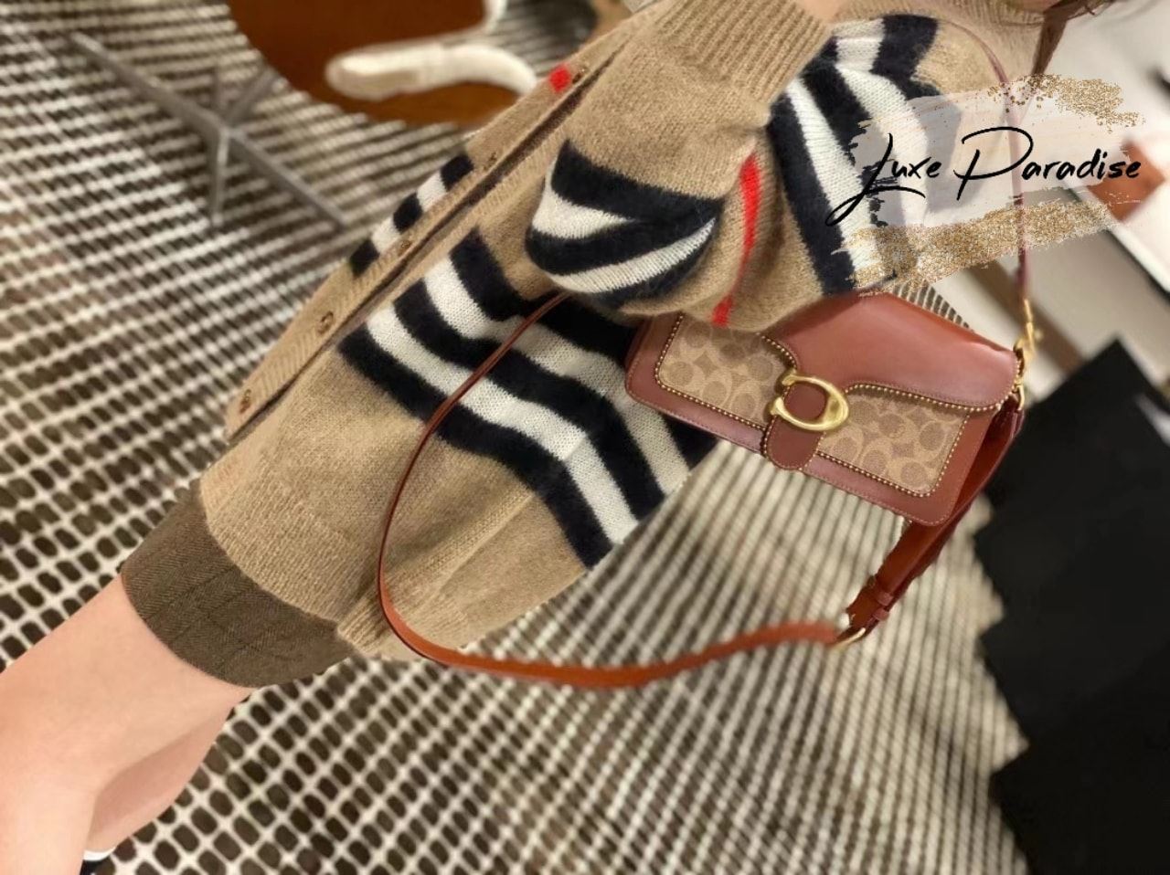 COACH TABBY SHOULDER BAG 26 IN SIGNATURE CANVAS WITH BEADCHAIN (6793,91215) กระเป๋าสะพายไหล่ ดีไซน์วินเทจย้อนยุค สวยคมชัด คลาสสิคใช้ได้ทุกลุค วัสดุหนังแท้สลับหนังแคนวาสเคลือบลาย เปิด-ปิดด้วยแม่เหล็กในตัว รับรองแน่นหนา ด้านหลังมีช่องแยก ภายในเป็นช่องโล่ง ข