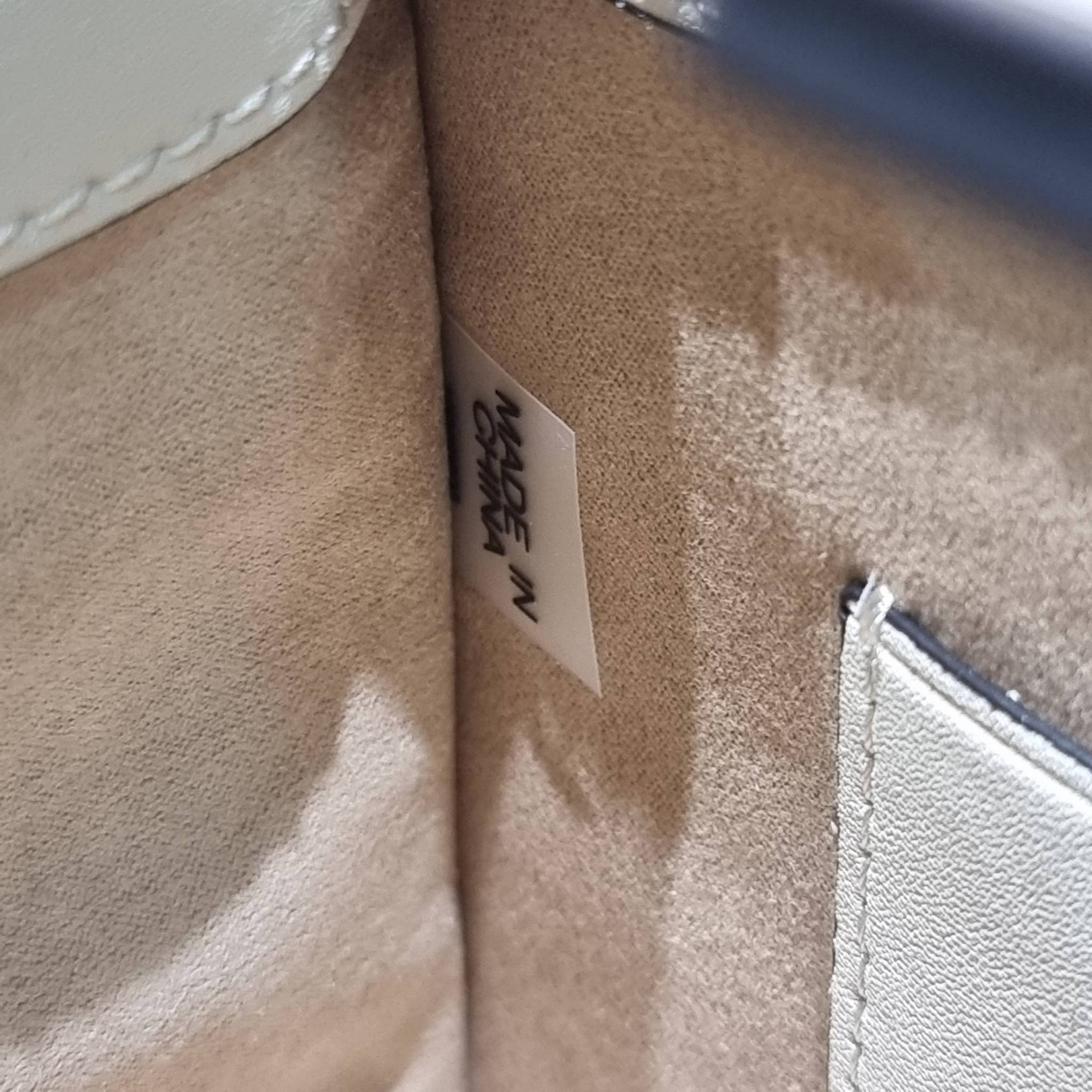 TORY BURCH MINI T MONOGRAM SQUARE TOTE รุ่นใหม่ล่าสุด คิ้วท์กว่าใคร! กับไอเท็มโมโนแกรมสุดฮิต กระเป๋าทรงโท้ทไซส์มินิ น่ารักน่าใช้มากๆ ให้คุณได้เพลิดเพลิน และคล่องตัวมากๆ