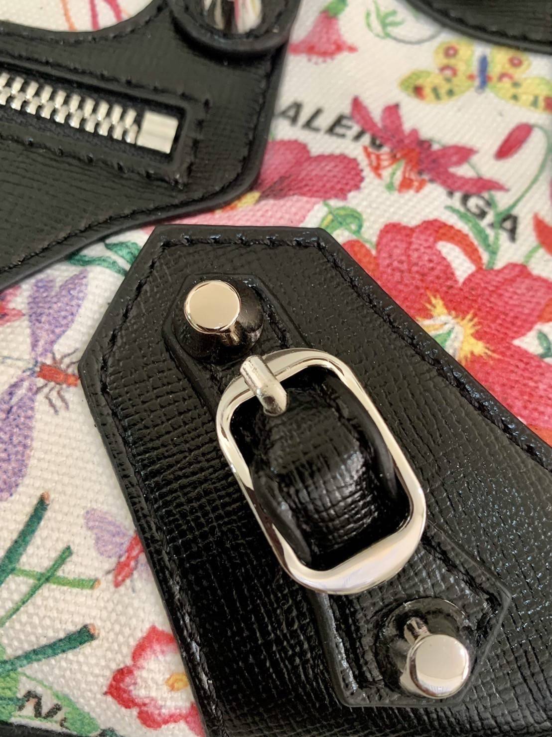 VIP 🥂 Gucci x Balenciaga The Hacker Project Mini Neo Bag คอลเลคชั่นร้อนๆ พร้อมเสิร์ฟ ที่่มีการผสมผสานระหว่างGucci & Balenciaga เข้าไว้ด้วยกัน ดีไซน์ล้ำสมัย วัสดุCanvas เย็บขอบด้วยหนังcalfskin อะไหล่เงิน ลวดลายสดใส ประทับตัวอักษรBalenciaga ลงบนผ้าเ