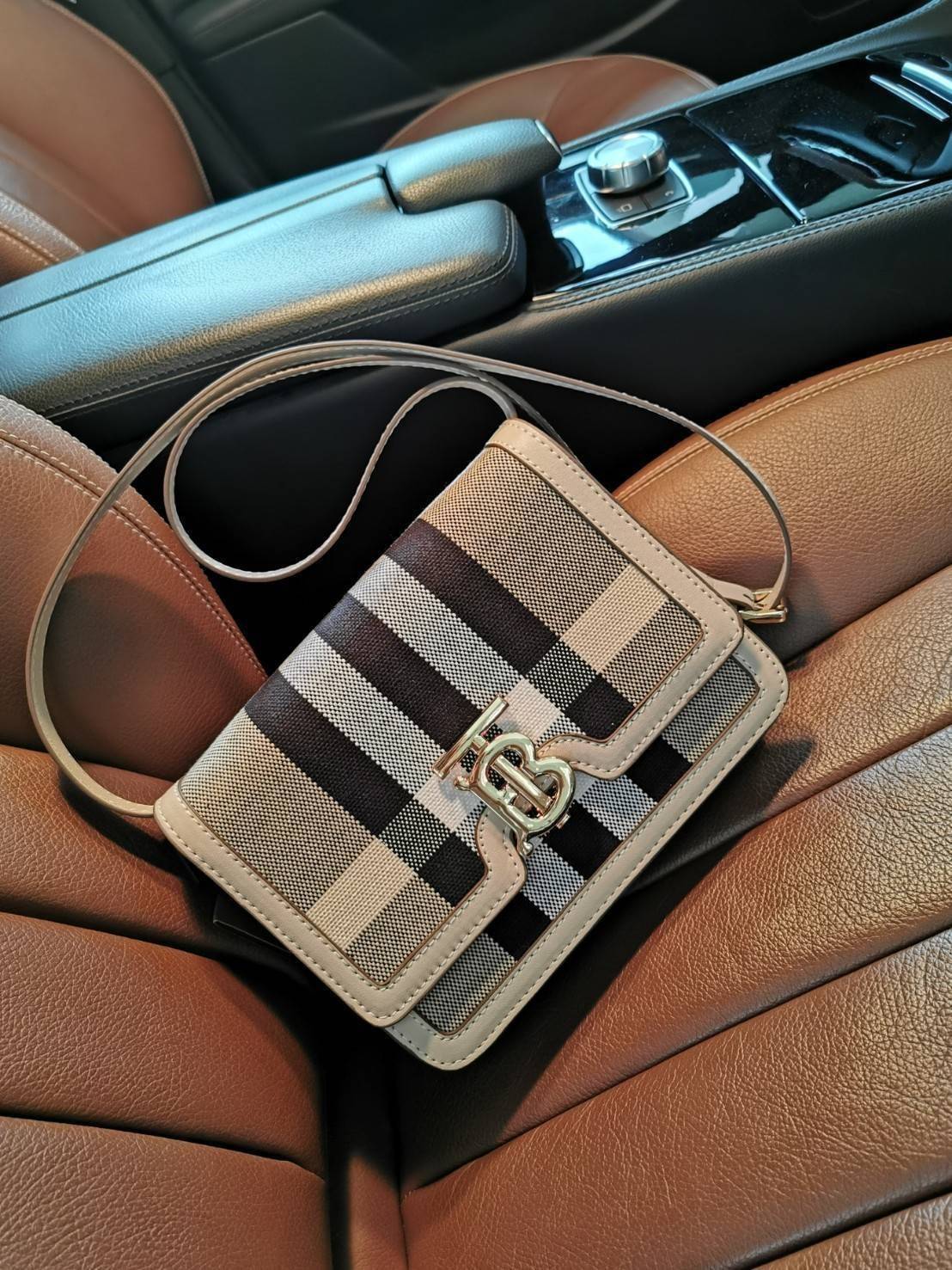 BURBERRY FRAGRANCES LEATHER CROSSBODY BAG VIP GIFT WITH PURCHASE (GWP) กระเป๋าสะพายพรีเมี่ยมกิ๊ฟรุ่นใหม่ล่าสุด Limited จาก BURBERRY Perfume DutyFree วัสดุ Canvas & Leather ลาย Vintage คอลเลคชั่นใหม่ทรงเหลี่ยมสวยหรูดูดี เปิดปิดด้วยฝาปิดสัญลักษณ์รูปTB ภายใน