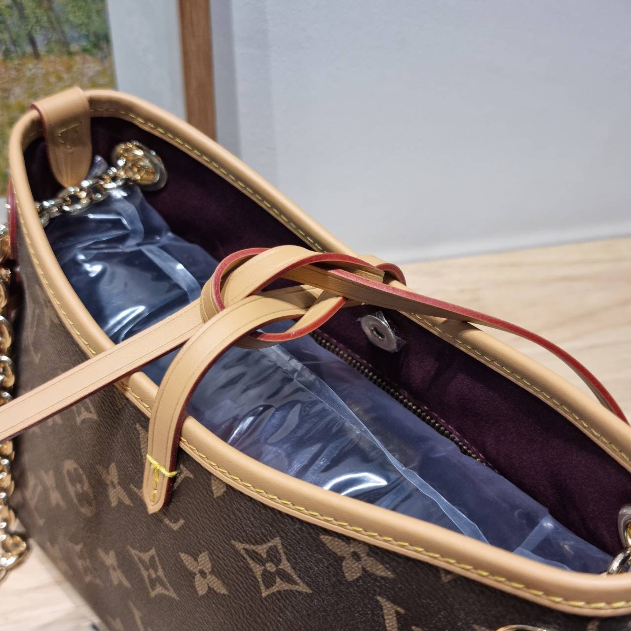 LV CARRYALL BB ใหม่ล่าสุด รุ่นลิมิเต็ดที่สาวๆตามหา จากเคาน์เตอร์ dutyfree ซึ่งเป็นดีไซน์ใหม่ 2025 กระเป๋าสะพายไหล่ทรงสวย ดีไซน์เรียบง่ายคลาสสิค หรู ดูผู้ดี รูปทรงใช้งานง่าย