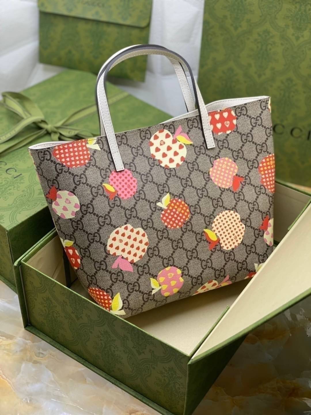 (รวมแบบ) หนังแท้ GUCCI Animal-Friendly Gucci Kid GG Supreme Tote Bag ลายใหม่น่ารักมากเลยค่าา งานหนังแท้ทรงตั้งสวย ขนาดกะทัดรัด จุของได้เยอะ ใช้ได้ทั้งเด็กและผู้ใหญ่ น่ารักมากค่ะ