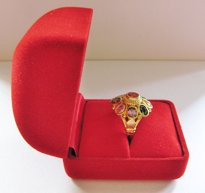 สินค้าหมดค่ะ แหวนพลอยนพเก้า รูปดอกไม้8กลีบ ทองเหลือง พร้อมกล่องกำมะหยี่ค่ะ