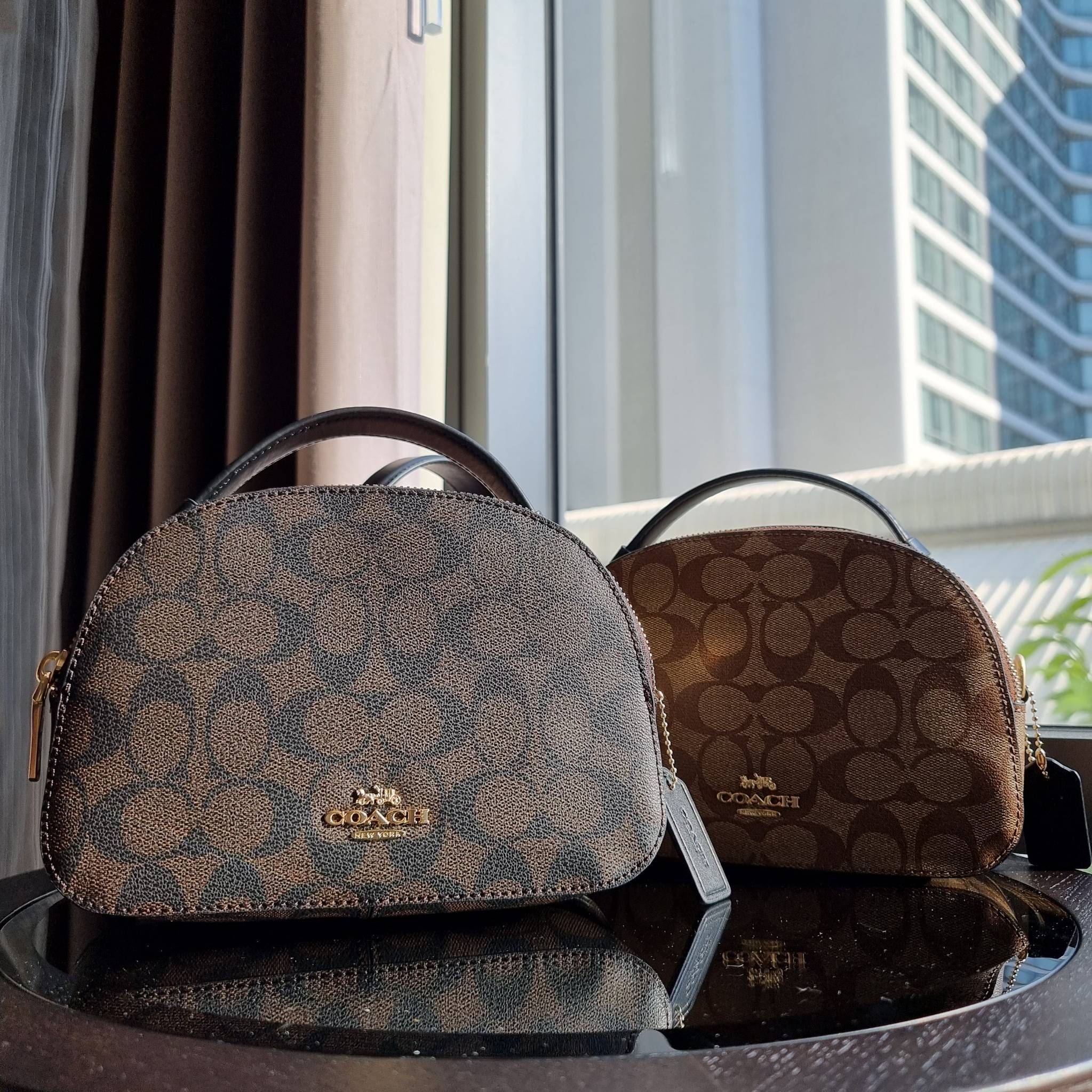 OUTLET 】COACH 1591 SERENA SATCHEL IN SIGNATURE CANVAS กระเป๋าสะพายคอลเลคชั่นยอดฮิต ดีไซน์ลุคผู้ดี ต้องยกให้น้องใบนี้เลย!! จัดสีขายดี สีลุคคุณหนูมาให้ สวยตาแตก!! วัสดุหนังแคนวาส เปิด-ปิดด้วยซิป 2 ช่องหลัก ภายในเป็นช่องโล่ง เก็บของได้แบบสบายๆ ใส่มือถือได้ทุ