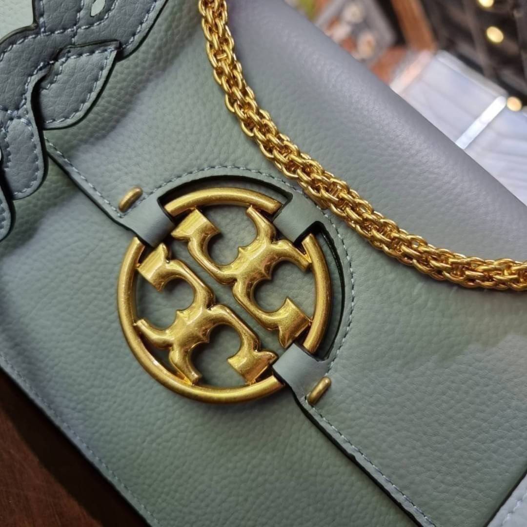 TORY BURCH MILLER SHOULDER BAG รุ่นยอดนิยม รุ่นหายาก รุ่นที่สาวๆตามหา ใบนี้เลย!! สวยหรู ผู้ดีทุกสี กระเป๋าสะพายไหล่ ดีไซน์อยู่ทรง คลาสสิคแฝงความหรูด้วยโลโก้สีทองอร่ามโดดเด่น วัสดุหนัง pepble สลับหนังวัวแท้ เปิด-ปิดด้วยกระดุมแม่เหล็ก ภายในโล่งกว้างมาก แบ่ง