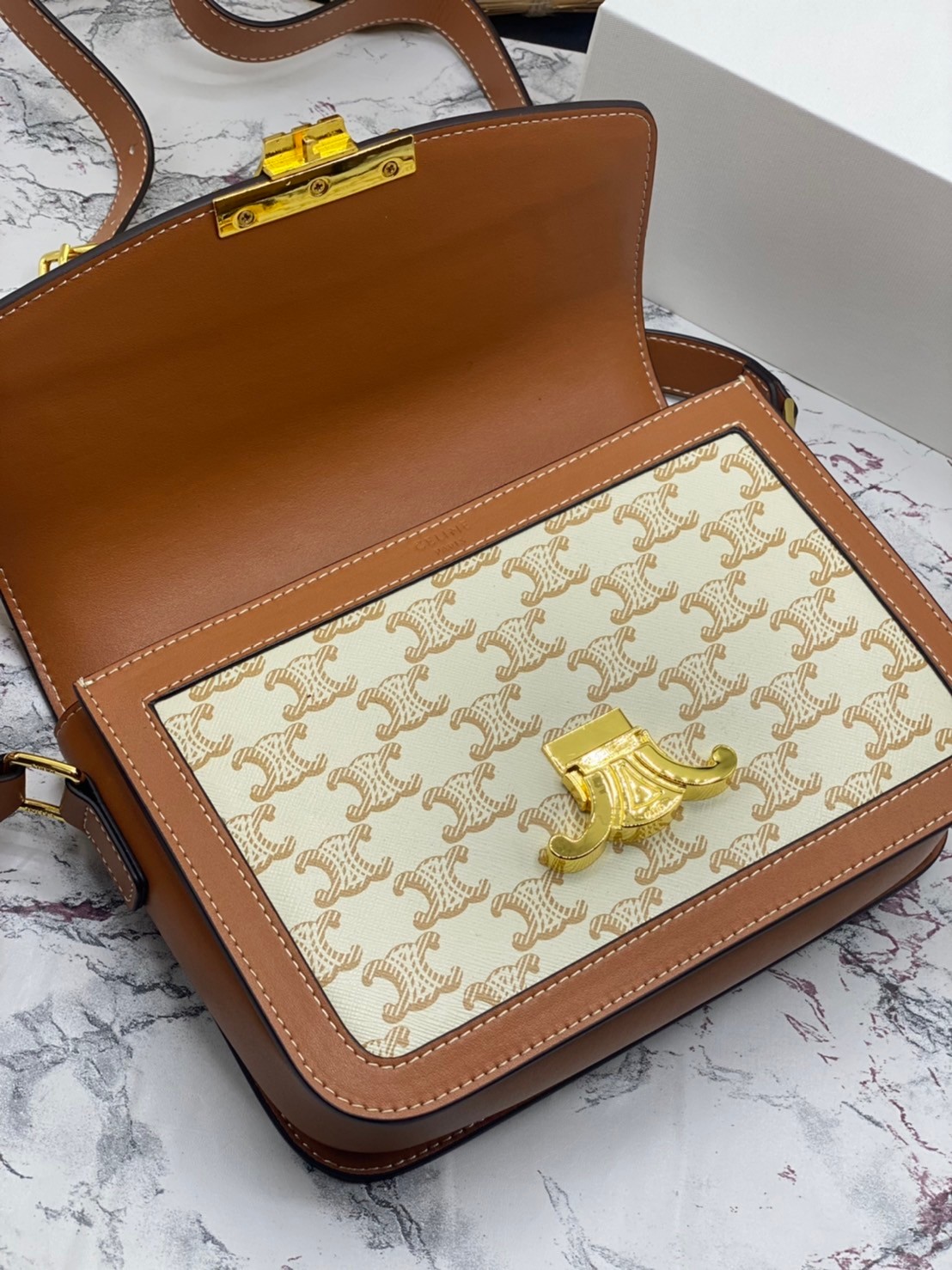 หนังแท้ CELINE MEDIUM TRIOMPHE BAG IN TRIOMPHE CANVAS AND CALFSKIN / CELINE TEEN สาวๆที่กำลังมองหากระเป๋าน่ารักเอาไว้ใช้ในวันสบาย ๆ แต่ไม่รู้เลือกกระเป๋า Celine รุ่นไหนดี แนะนำรุ่นนี้เลยคะ เป็นกระเป๋าสะพายข้างขนาดกำลังดี สวยแบบคลาสสิก หรูหราด้วยแคนวาสเคลื