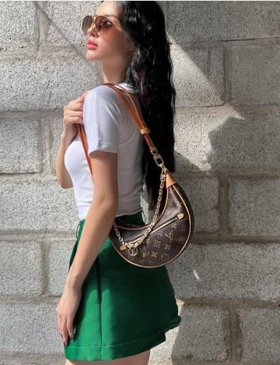 LOUIS VUITTON MONOGRAM LOOP BAG กระเป๋าทรง Loop ที่รังสรรค์ออกมาได้สวย เก๋ และดูดีมากๆ หนังแท้ มีความนิ่มละมุน สัมผัสแล้วคือใช่เลยค่ะ😘 ด้านหน้ามีช่องซิปเล็กให้ใส่ของจุกจิก เปิด-ปิดช่องหลักแบบซิป ภายในสามารถใส่กระเป๋าเงินใบกลางได้;มือถือได้ทุกรุ่น;