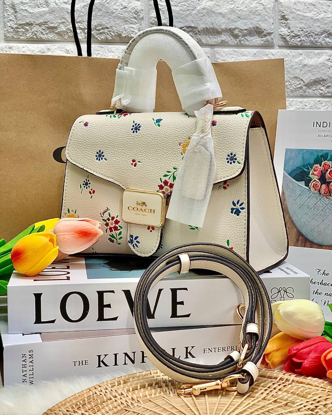 สวยหรู ดูไฮ มากๆคะ💐 COACH PEPPER TOP HANDLE SHOULDER BAG ((C4092//C1325//C1323)) พร้อมส่งที่ไทย รุ่นแนะนำค่ะ! กระเป๋าหิ้วหรือสะพายไหล่ได้ หนังแท้สวยงาม ทรงหรูมากค่ะ เปิดปิดแบบกระดุมแม่เหล็กมีอะไหล่โลโก้แบรนด์เด่นด้านหน้า ภายในสามารถใส่กระเป๋าเงินใ