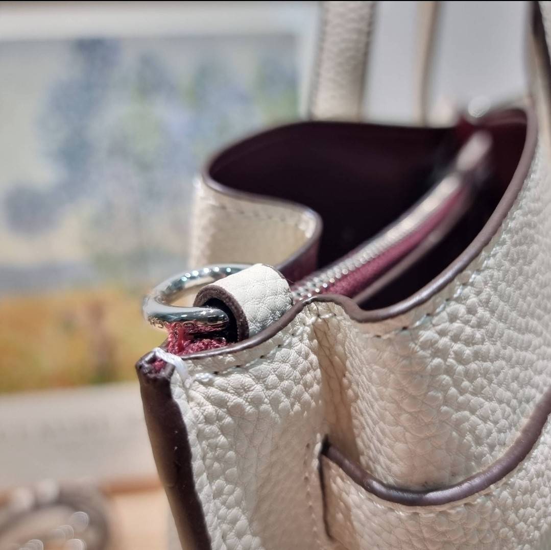 COACH HANNA CARRYALL IN SIGNATURE CANVAS / CH187 / CH195 / CH542 น้องใหม่ เรียบหรู ดูแพง กับกระเป๋าถือ/สะพายทรงสวย คงความคลาสสิค ดีไซน์ตกแต่งสายคาดจับจีบข้างกระเป๋าเพิ่มดีเทล มาพร้อมหูจับในตัว