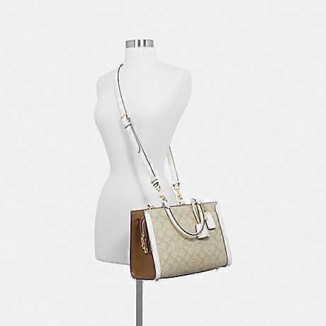 COACH ZOE CARRYALL IN SIGNATURE CANVAS เดอะเบสท์แห่งปี ต้องยกให้พี่คนสวยใบนี้เลย!! รุ่นที่สาวๆตามหา หายากอีกหนึ่ง กระเป๋าถือ/สะพายทรงสวย คลาสสิค ใบใหญ่จุคุ้ม มีดีเทลน่ารักๆที่แม่กุญแจ สามารถล็อคหัวซิปได้ กุญแจซ่อนในพวงหนังห้อยก็น่ารักไปอีก ภายในโล่งกว้าง 