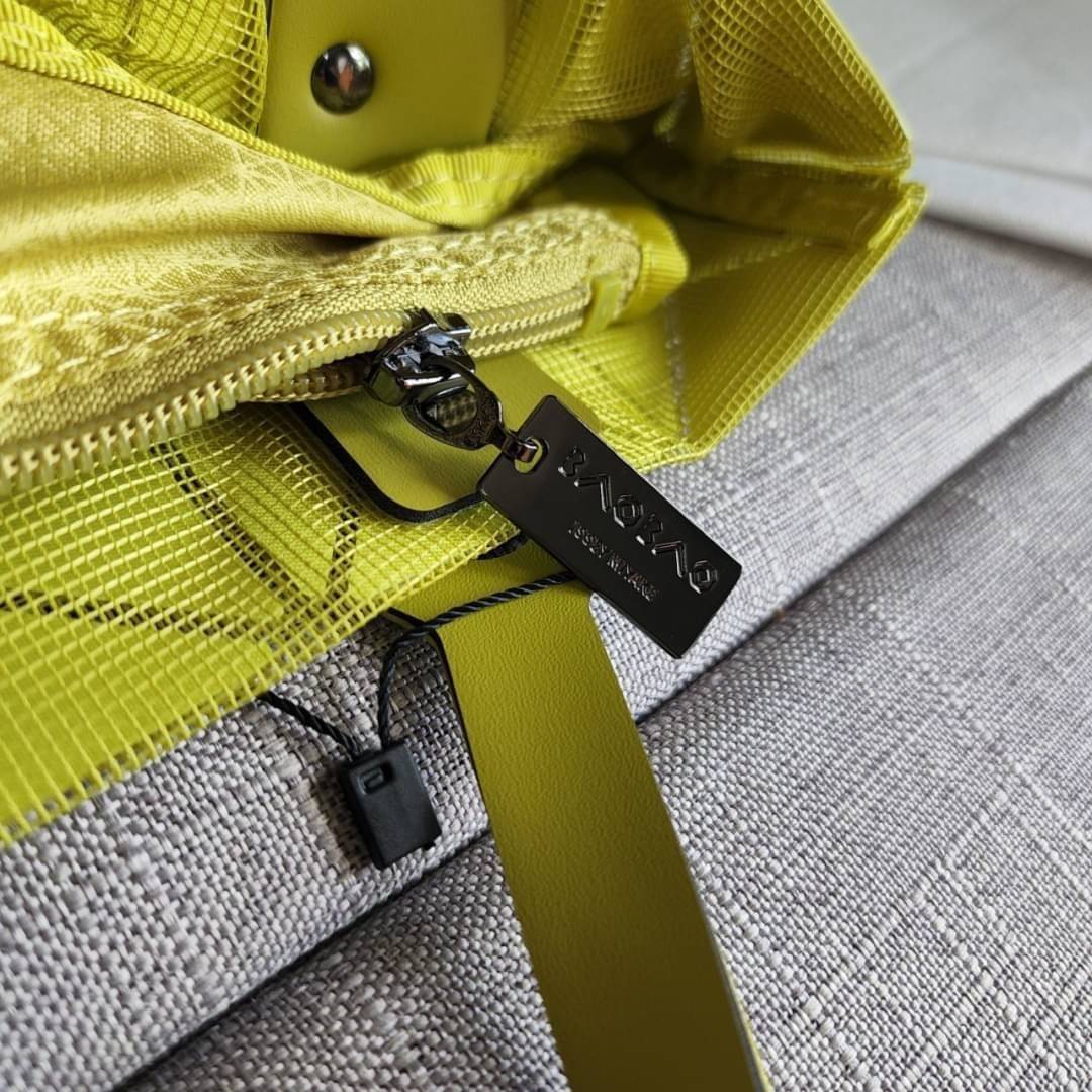 BAO BAO ISSEY MIYAKE LUCENT ONE-TONE กระเป๋า Bao Bao จากแบรนด์ดัง Issey Miyake แบรนด์แฟชั่นจากประเทศญี่ปุ่น ซึ่งมีสินค้ามากมายไม่ว่าจะเป็นเสื้อผ้า นาฬิกา น้ำหอม และที่ขาดไม่ได้นั่นก็คือ กระเป๋า Bao Bao ที่มีความพิเศษในเรื่องของวัสดุและดีไซน์ที่ครองใจสถาปน