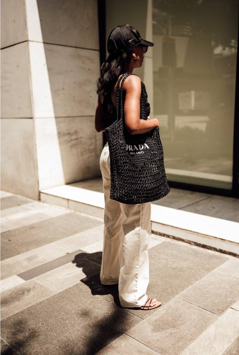 PRADA RAFFIA TOTE BAG สวยไม่ซ้ำใคร สไตล์บีช เหมาะมากกับการสะพายไปเที่ยวทะเล หรือจะใช้ในวันสบายๆก็ตอบโจทย์ กับกระเป๋าสะพายสานใบใหญ่ ตัวกระเป๋าเป็นวัสดุสังเคราห์จากธรรมชาติ