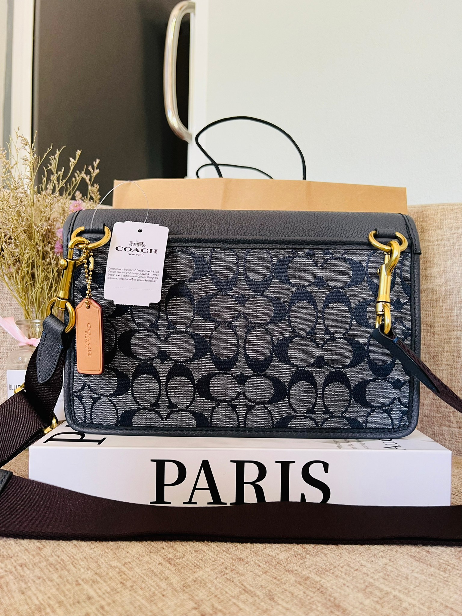 COACH Turner Flap Crossbody In Signature Chambray C8185 กระเป๋าสะพายหนังแชมเบรย์ซิกเนเจอร์และหนังธรรมชาติ ด้านในกระเป๋าซิป กระดุมแป๊ก ซับในหนัง กระเป๋าสลิปด้านนอก สายสะพายถอดได้ ยาว 25” สำหรับสะพายไหล่หรือสะพายข้าง