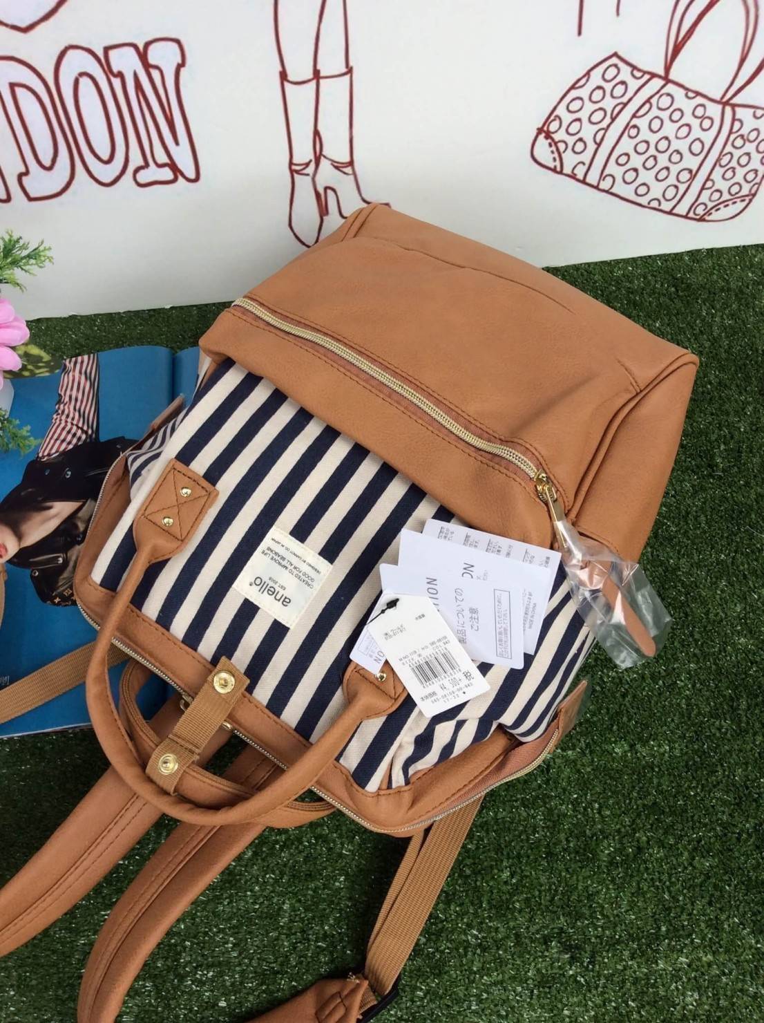 เป้ฮิตติดชาร์จกับ Anello รุ่น The emporium dark brown(limited edition) ขนาดมินิ กำลังดี วัสดุผ้าแคนวาสสลับหนัง polyester ปากกระเป๋ากว้างมีโครง มีตัวล้อคที่หูจับ ด้านหลังมีซิปสะดวกต่อการหยิบของภายใน ด้านข้างมีช่องทั้งสองข้าง กว้างจุได้เยอะ น้ำหนักเบา ดูแลร