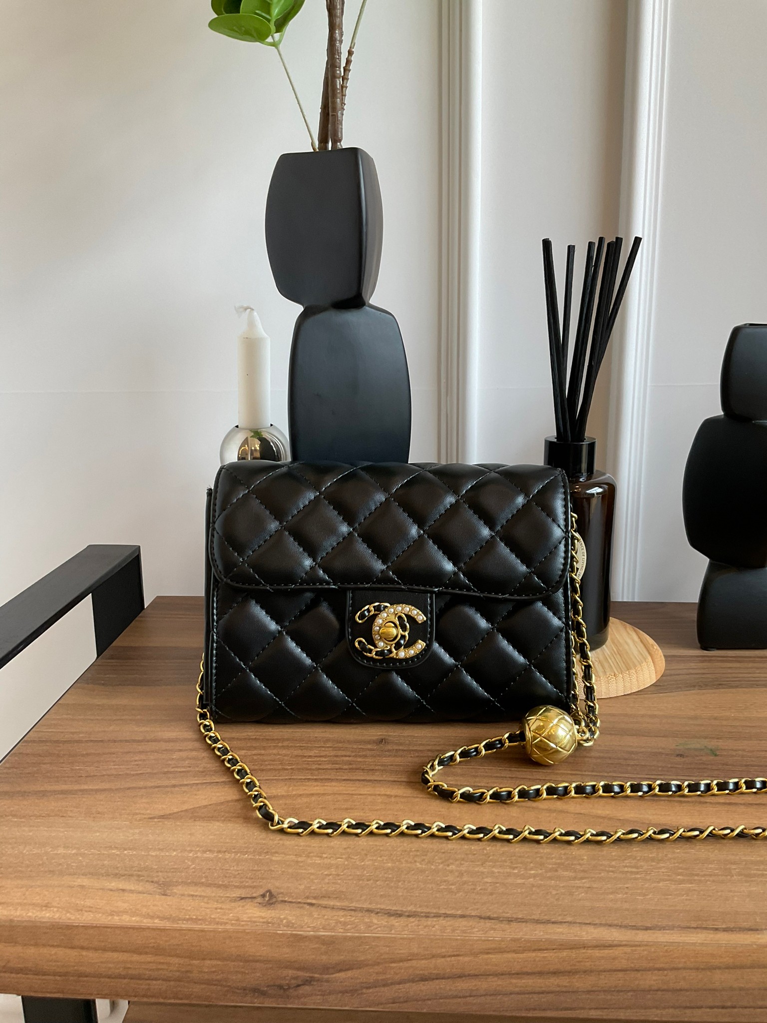 Chanel Golden Ball Flap Bag / CHANEL WOC VIP GIFT CROSSBODY CHAIN BAG กระเป๋าทรงสะพายข้าง ที่กำลังมาแรงมาในตอนนี้ ตัวกระเป๋าเป็นกระเป๋าสตางค์หนังพียูพรีเมี่ยม อะไหล่ทองวินเทจทั้งใบ ด้านหน้าประดับโลโก้พร้อมมุก CC สุดหรู เปิดปิดด้วยตัวหมุนล็อค แบ่งช่องใส่ขอ