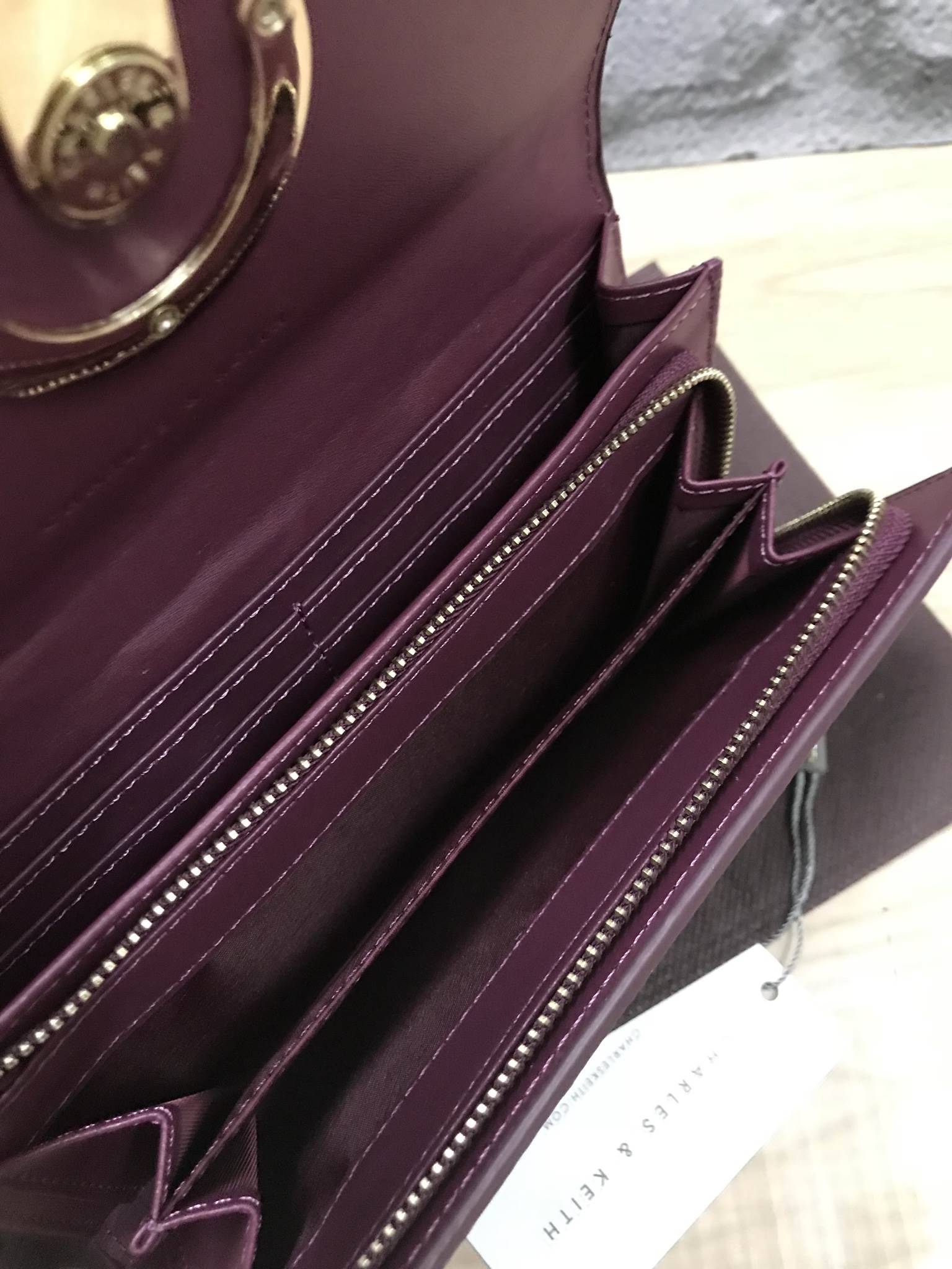 CHARLES & KEITH CIRCULAR DETAIL WALLET กระเป๋าสตางค์ทรงยาว วัสดุหนังpuที่มีทั้งแบบหนังเรียบและหนังลายคาร์เวียร์ เปิดปิดด้วยกระดุมแม่เหล็ก ภายในแยกเป็นช่องใส่บัตร,ธนบัตรและช่องซิปใส่เหรียญ ด้านหลังมีช่องใส่ของอีก1ช่อง ด้านหน้าดีไซน์เรียบง่ายแต่ดูหรู คอลเลค