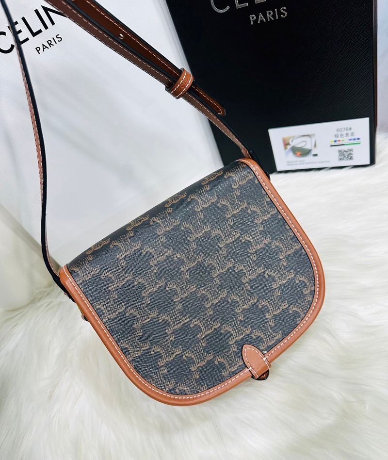 CELINE Folco bag in Triomphe canvas and Leather กระเป๋าสะพายข้าง รุ่นตามหาเข้าเพิ่มเติมสต๊อกพร้อมส่งแล้วค่าสาวๆ รุ่นยอดฮิต ขายดีไม่มีตก ทรงสวยโดดเด่นเป็นเอกลักษณ์ ดีไซน์โค้งมนสวยงาม