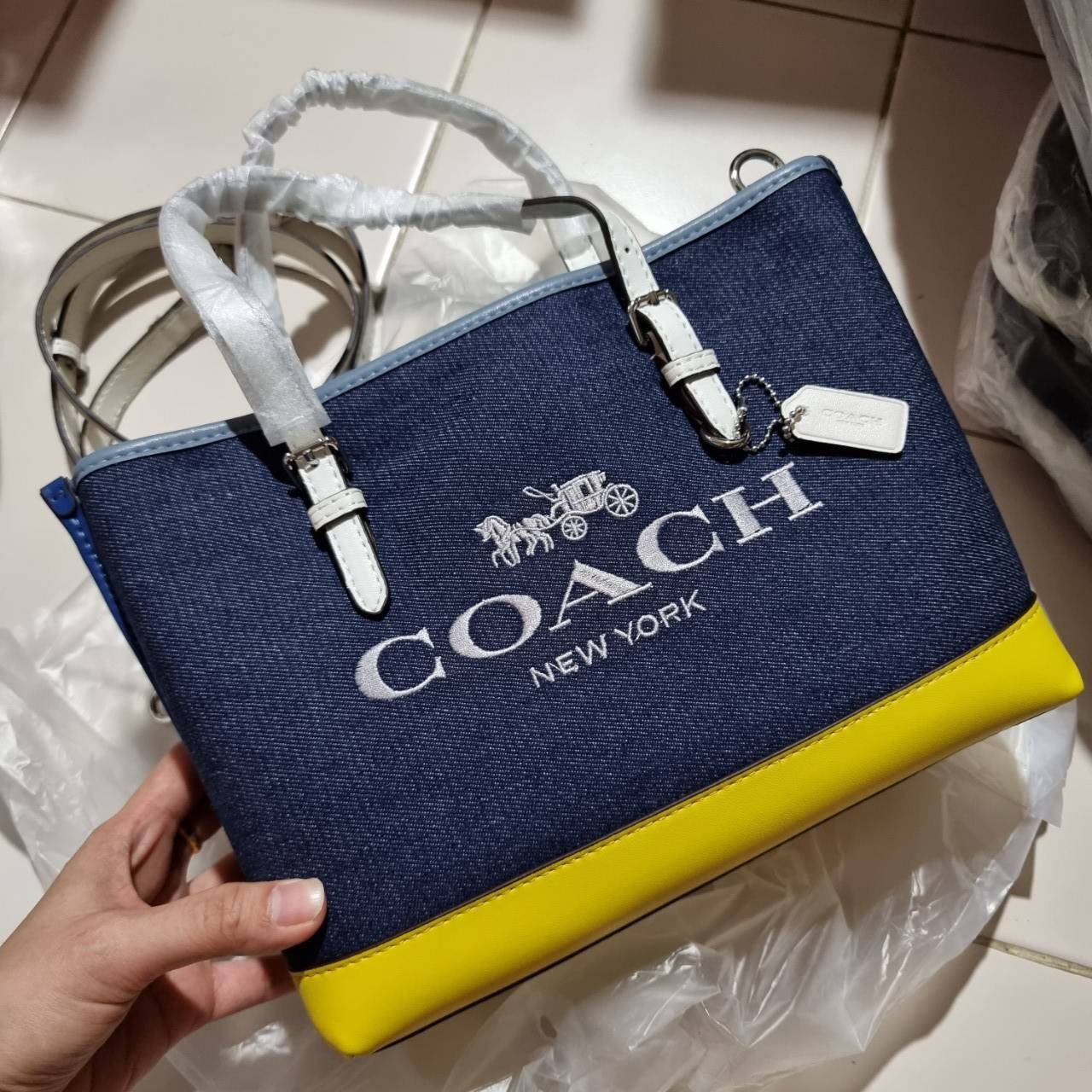COACH C4085 MOLLIE TOTE 25 IN COLORBLOCK กระเป๋าทรงโท้ทยอดฮิต ขนาดมินิไซส์ ดีไซน์สวยคมทุกรุ่น!! ตกแต่งซิกเนเจอร์ถักทออยู่บนผ้าแคนวาส ดูโดดเด่น ภายในเป็นช่องโล่ง มีช่องซิปกลางใส่ของได้ ขนาดกำลังดีแบบใส่ของได้ครบครัน มาพร้อมสายสะพายข้าง หรือจะถือคล้องแขนเก๋