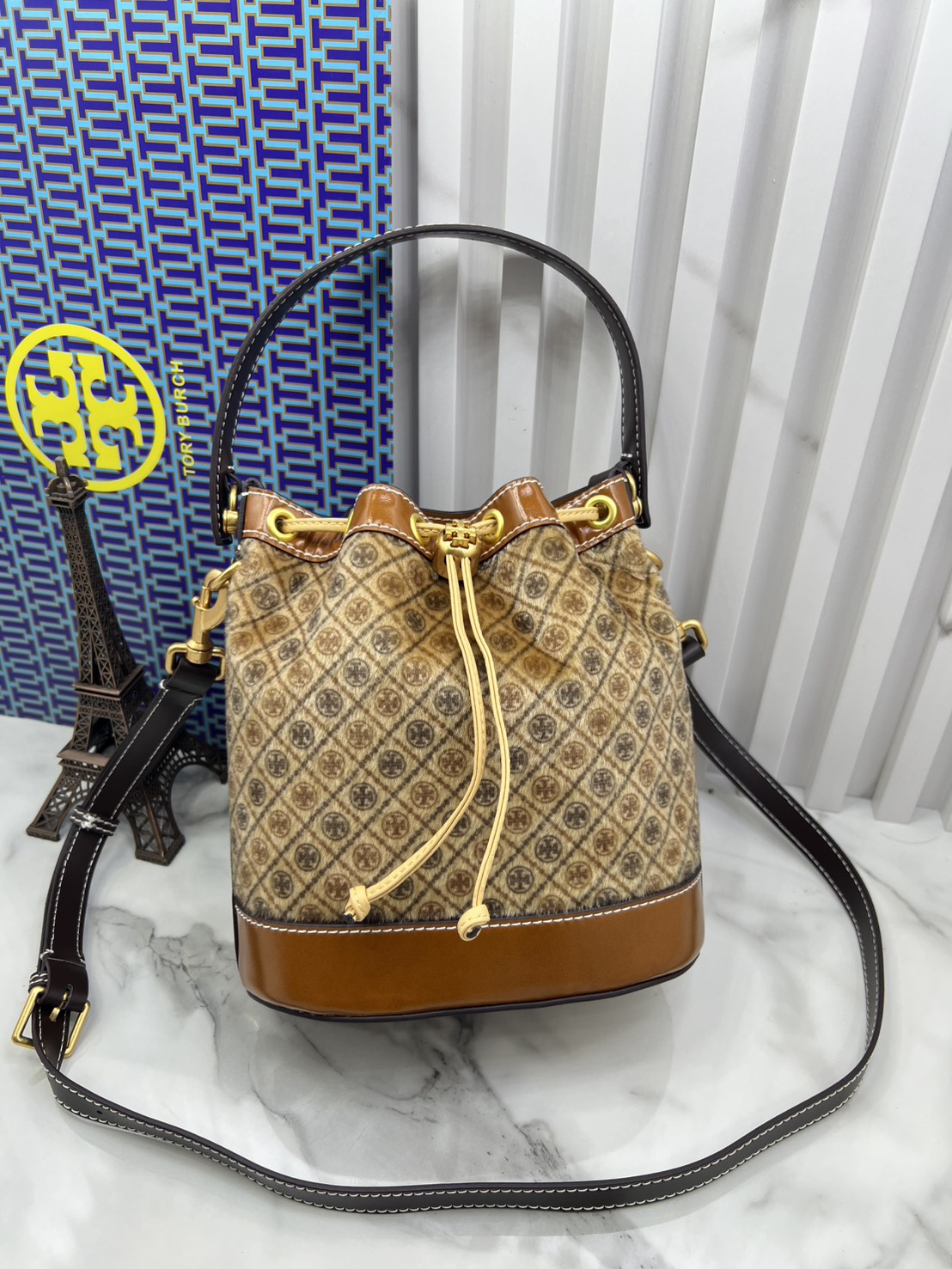 TOP ORI หนังแท้ | เกรดดีสุด TORY BURCH T Monogram Calf Hair Bucket Bag caramel brown colour-block panelled design ใหม่ล่าสุดได้สวยก่อนใคร กับกระเป๋าบัคเก็ตยอดฮิตดีไซน์ใหม่ แต่งโลโก้ด้วยขนเฟอร์สวยหรู โทนสีน้ำตาลขับผิว