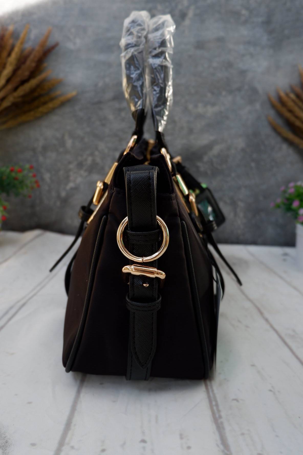 รุ่นขายดีเว่อวัง กลับมาแล้วค่า! กระเป๋าสะพาย จากงานพรีเมี่ยมกิ้ฟ แบรนด์ PRADA เป็น กระเป๋าผ้าไนล่อน สลับหนัง จุของได้เยอะ สะพายไหล่ได้ เปิดปิดด้วยซิป ถือก็สวยๆ มีสายยาวค่ะ ใช้แล้วสวยมากๆคุ้มเกินราคารับประกัน รีบช้อปก่แนหมดน้าาา Don't miss เลยค้าาา