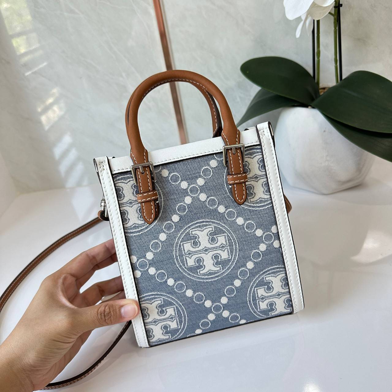 Tory Burch Mini T Monogram Denim Tote / Tory Burch T Monogram Jacquard Denim Mini Tote กระเป๋าทรงโท้ทไซส์มินิ T Monogram รูปแบบคลาสสิค ตัดเย็บอย่างดี คอลใหม่ห้ามพลาดคะ