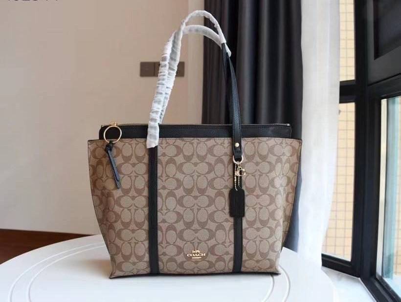 COACH 2319 MAY TOTE IN COLORBLOCK SIGNATURE CANVAS กระเป๋าโท้ท ดีไซน์ใหม่ล่าสุด!! 💕💕 เก๋ตรงปากกระเป๋า คล้ายกระเป๋าซ้อนในตัว สีตัดกับตัวกระเป๋าได้อย่างลงตัว ทรงสวย ใบใหญ่ใส่ของได้เยอะ เปิด-ปิดด้วยซิป รูดใช้งานง่าย ภายในโล่งกว้าง ด้านหลังมีช