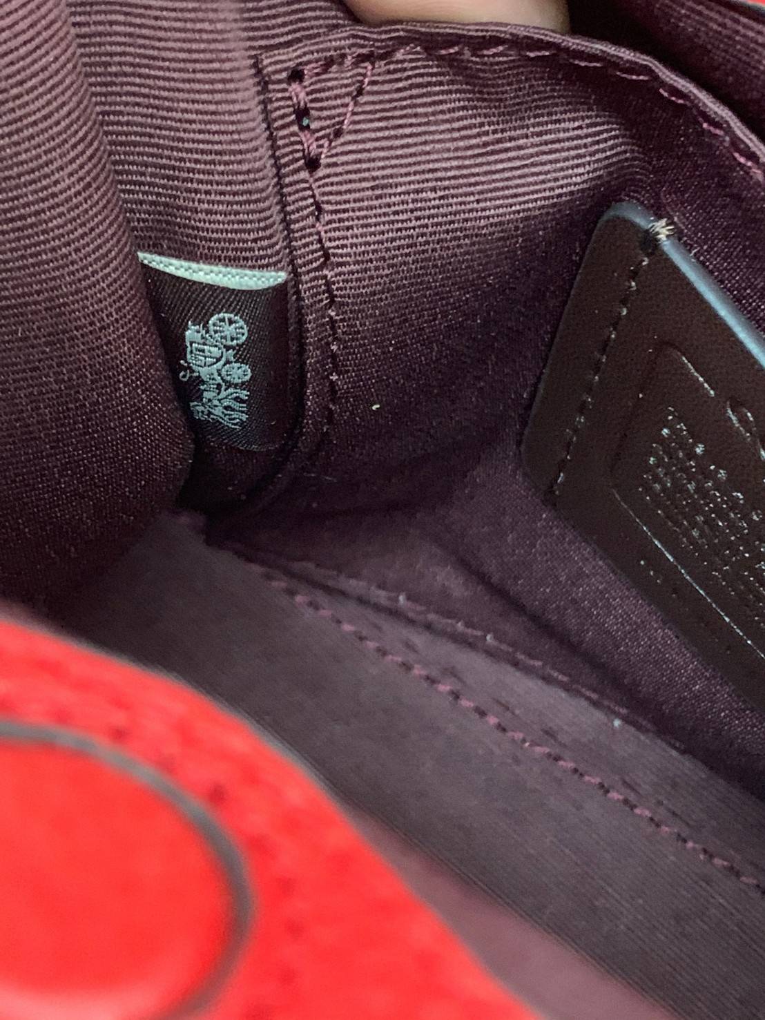 COACH MINI CALLY CROSSBODY IN SIGNATURE ((3599, 2184, 5693, 2134, 2183)) พร้อมส่งที่ไทยทันที! กระเป๋าสะพายครอสบอดี้ร์ กระเป๋าครอสบอดี้โท้ทมินิไซส์ รุ่นใหม่สุดฮอต!! ใบจริงคือน่ารักม้ากกกก!! สวยอยู่ทรง น่ารักน่าใช้ ทรงTote ปากกระเป๋าเปิดปิดแบบแม่เหล็ก ภายใน