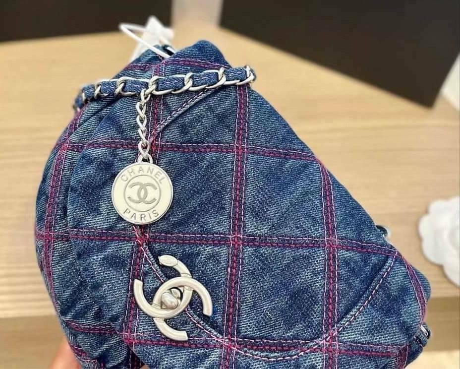 CHANEL 2022 COCO BEACH Denim Saddle bag / CHANEL Mini Flap Bag Denim Pearl Silver งานเดนิมน่ารักๆแบบเท่ๆ ไปเลยค่า พร้อมส่งที่ไทย จำนวนจำกัด สินค้าต้องมีติดตัวเลยค่าา! กระเป๋าคล้องไหล่หรือสามารถสะพายแบบครอสบอดี้ร์ได้ วัสดุเดนิมทั้งใบ สายสะพายแบบโซ่สวยงาม ข