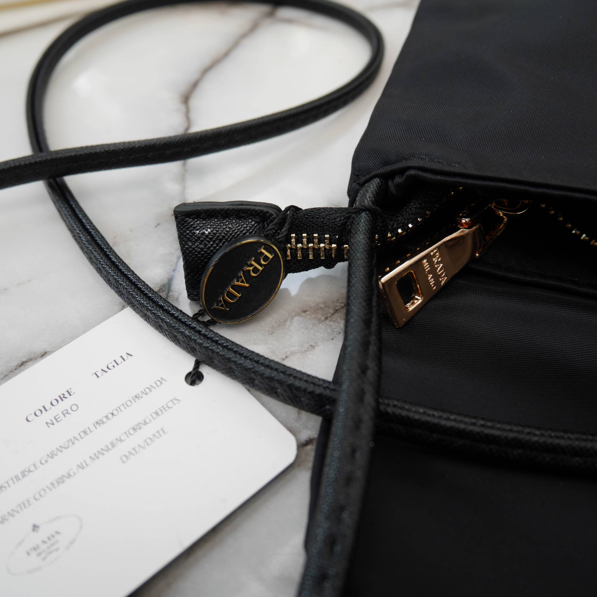 Best Seller! จากงานพรีเมี่ยมกิ้ฟ จากเคาเตอร์ต่างประเทศ จากแบรนด์ PRADA ค่า เป็น กระเป๋าผ้าไนล่อน ตามแบบฉบับของแบรนด์เลย ใบนี้มีสายยาวให้คะ เลิศมาก สะพายเป็น shoulder bag ได้เลย ขนาดกำลังดีคะ ตัวกระเป๋าเบามาก ใส่มือถือได้ทุกรุ่น ใช้แล้วสวยมากๆ อะไหล่ทองหรู