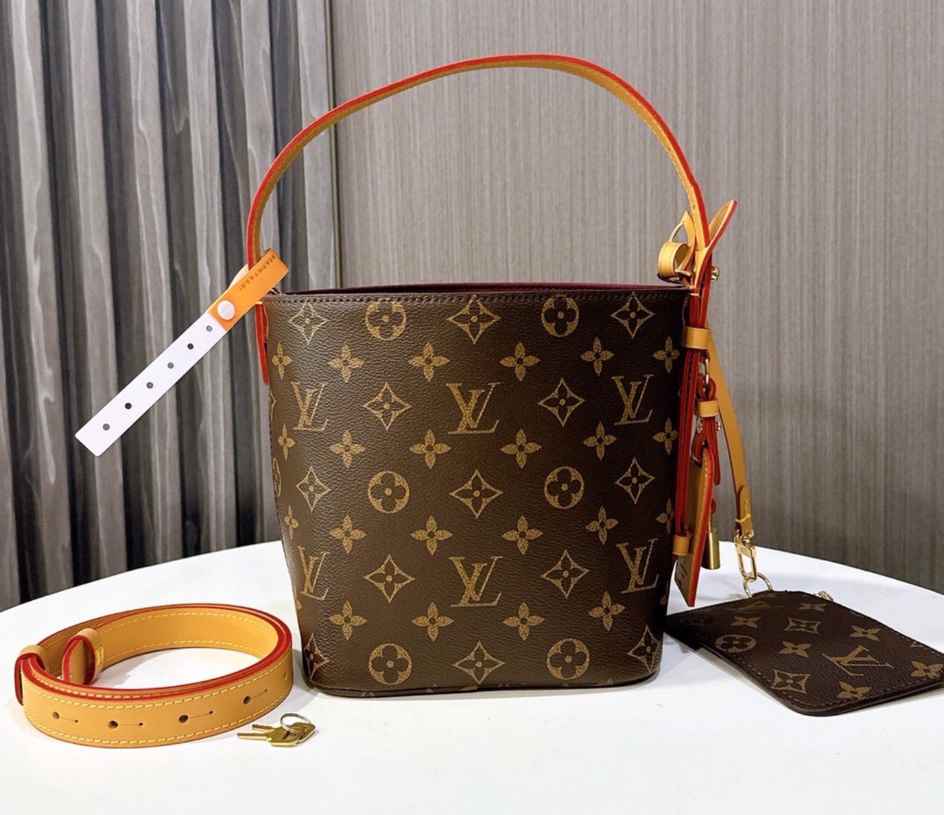 LV All In BB bag Monogram Canvas กระเป๋าทรงบัคเก็ต สุดไอคอนิกยกระดับความหรูหรา ปรับทรงใช้งานได้ 2 แบบ คุ้มแบบไม่มีเบื่อ มาพร้อมใบลูกเข้าเซ็ทแยกใช้งานได้