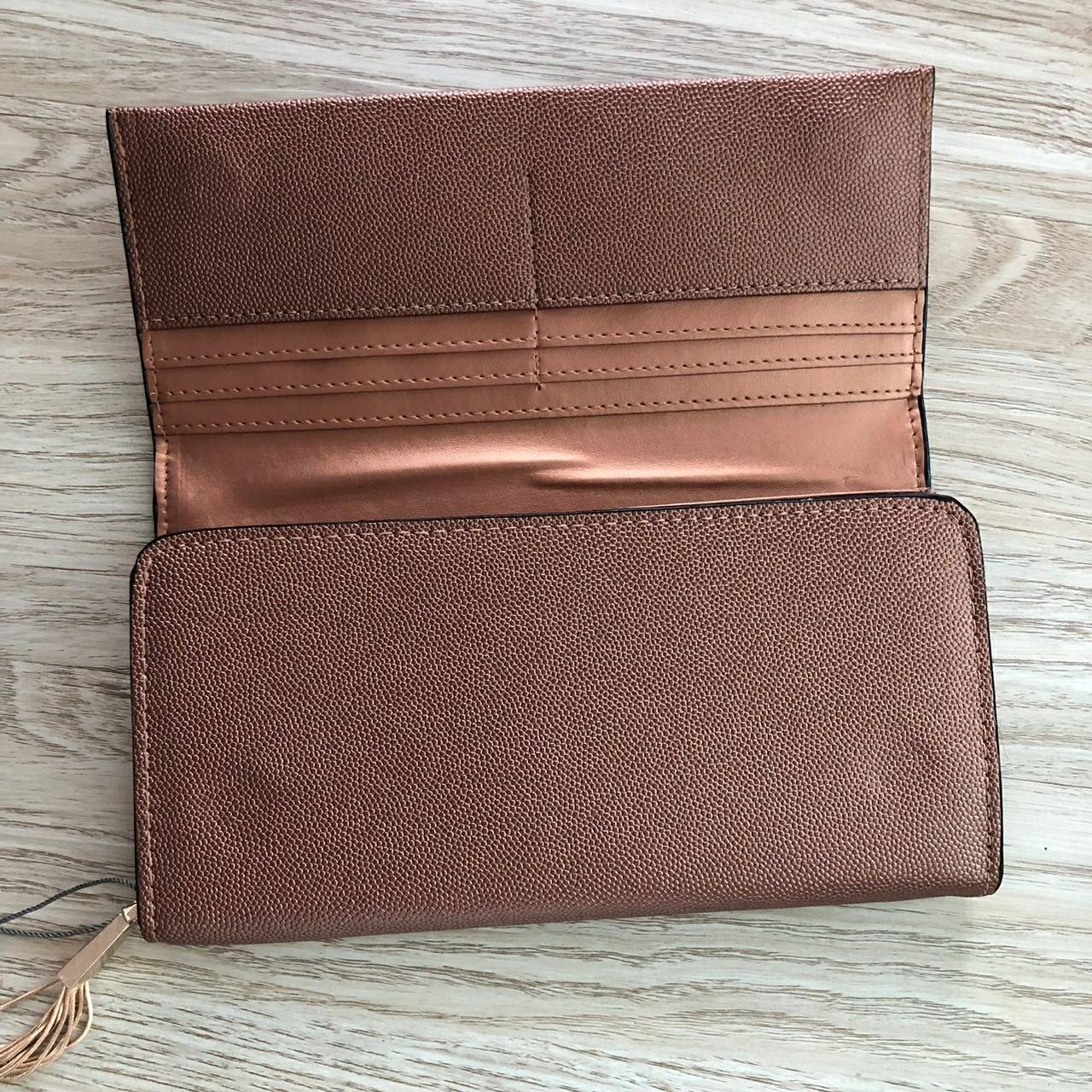 Charles & Keith Basic Long Wallet กระเป๋าสตางค์ใบยาว ตกแต่งด้วยพู่ เปิด – ปิดกระเป๋าด้วยเเม่เหล็กแบบซ่อน ภายในมีช่องใส่บัตร ช่องซิปใส่เหรียญ และช่องใส่ธนบัตร ใส่ iPhone Plus ได้ค่ะ ด้านหลังมีช่อง 1 ช่อง