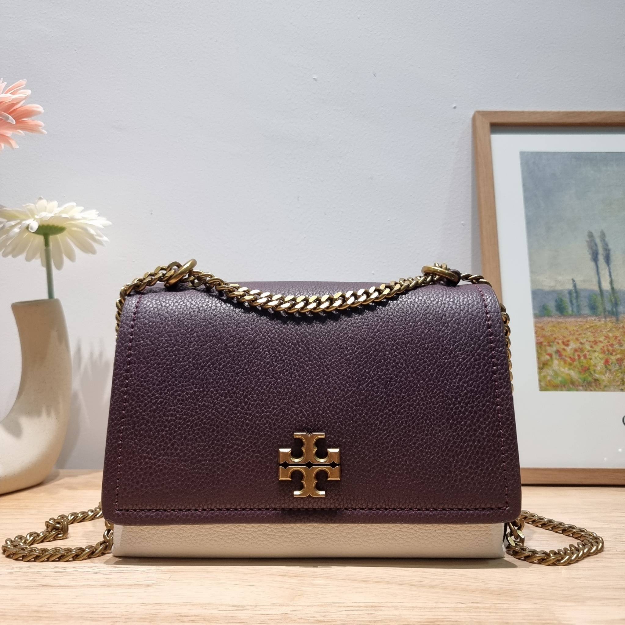 TORY BURCH LIMITED-EDITION SHOULDER BAG รุ่นลิมิเต็ด กับกระเป๋าสะพายไหล่ทรงผู้ดี ที่ผลิตมาในจำนวนจำกัด โดดเด่นด้วยอะไหล่ทองคลาสสิคหรูหรา