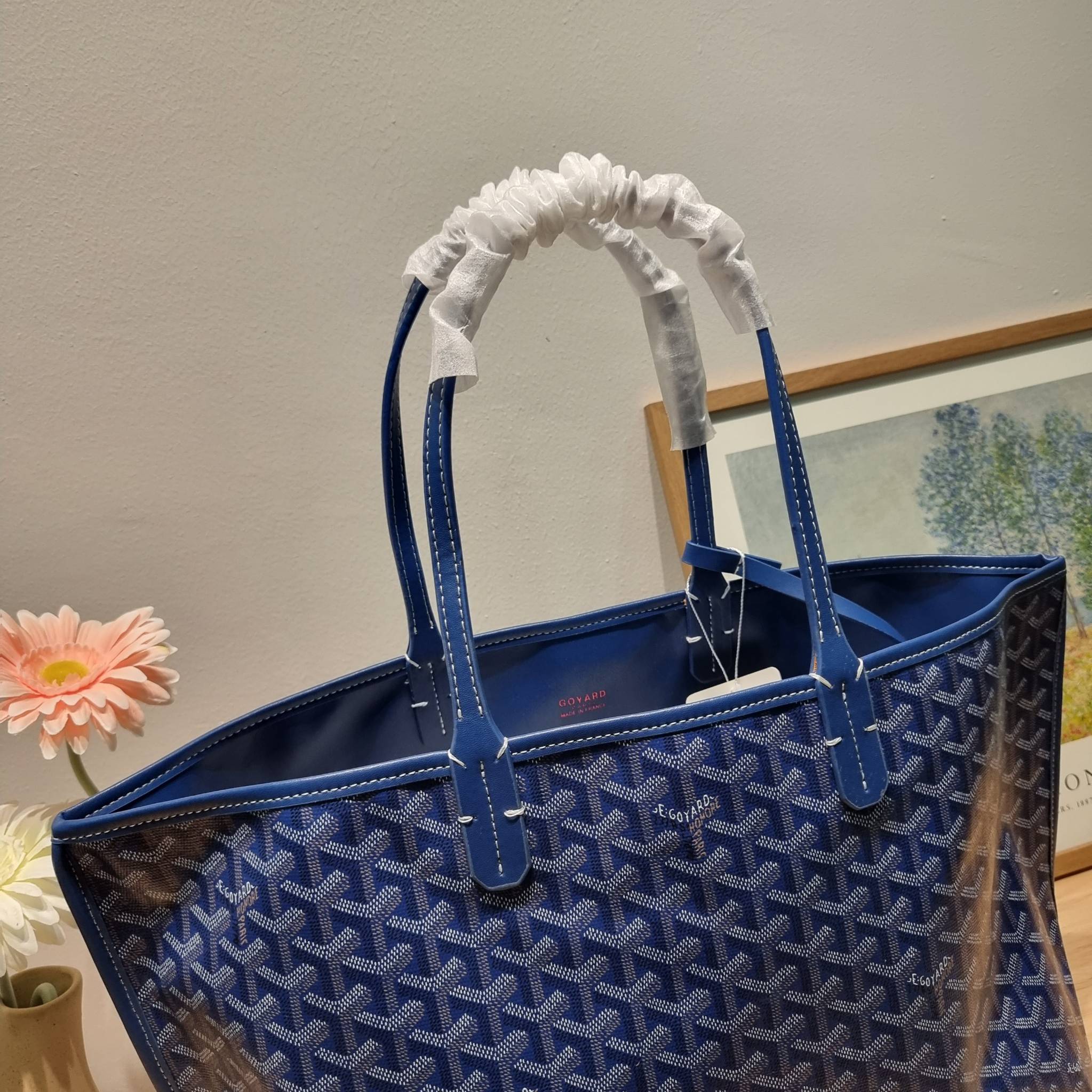 OYARD ANJOU REVERSIBLE TOTE ฮอตไอเท็ม กับกระเป๋าสะพายทรงโท้ท ใบใหญ่จุใจ!! มาครบสีขายดี เลิศทุกสี รูปทรงคลาสสิค ดีไซน์เป็นเอกลักษณ์ ใช้งานได้หลากหลาย สามารถกลับด้านใช้ได้แบบไม่มีเบื่อ วัสดุหนังแคนวาสพิมพ์ลายสวยคม